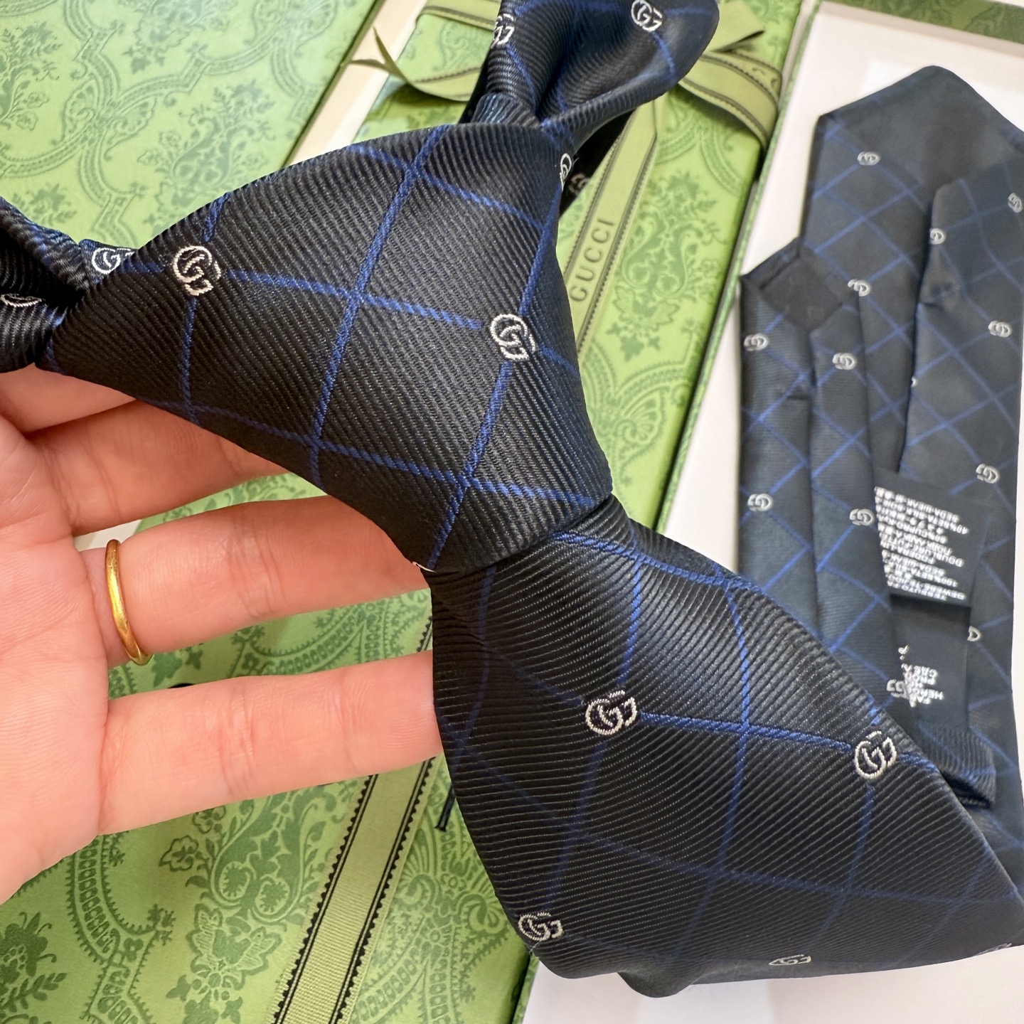 🌾上新！G家专柜新款男士领带【双G格纹领带】👔👔，稀有采用经典小G 搭配交叉线条格纹展现精湛手工与时尚优
