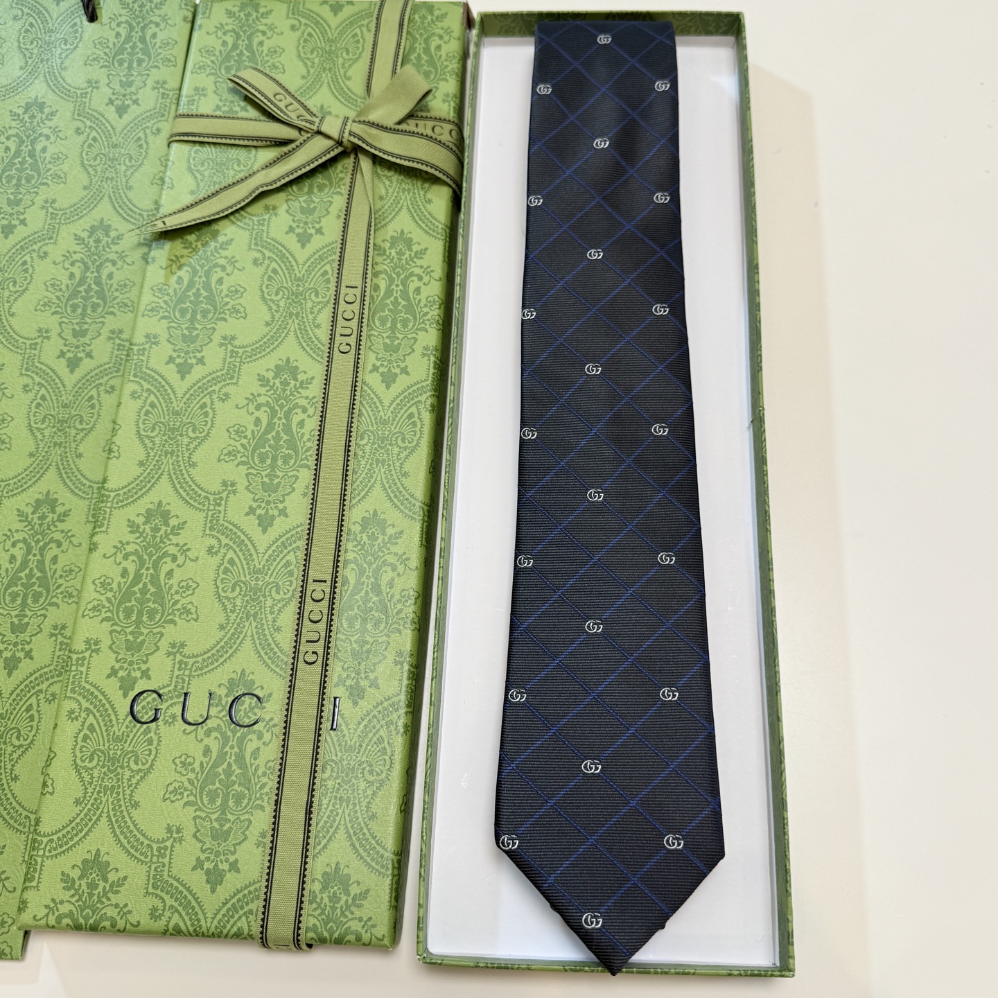 🌾上新！G家专柜新款男士领带【双G格纹领带】👔👔，稀有采用经典小G 搭配交叉线条格纹展现精湛手工与时尚优