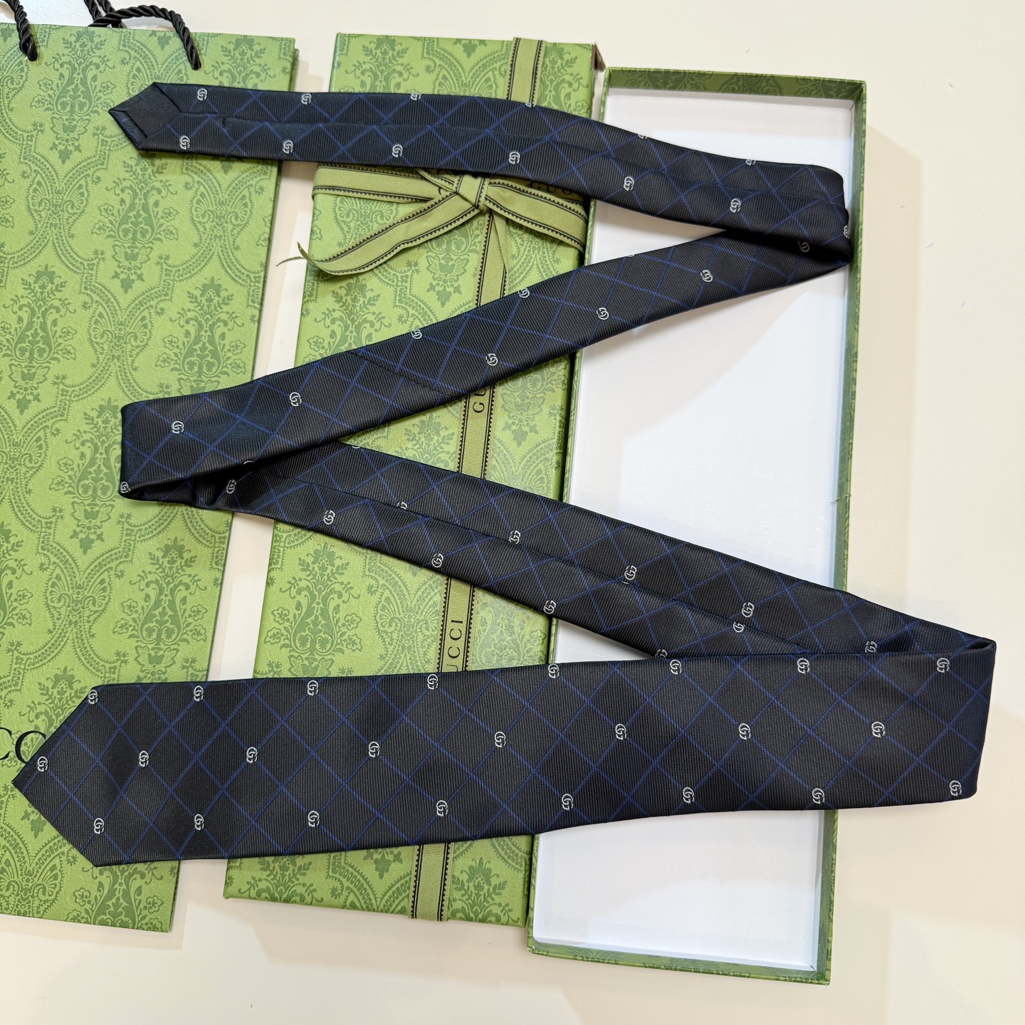 🌾上新！G家专柜新款男士领带【双G格纹领带】👔👔，稀有采用经典小G 搭配交叉线条格纹展现精湛手工与时尚优