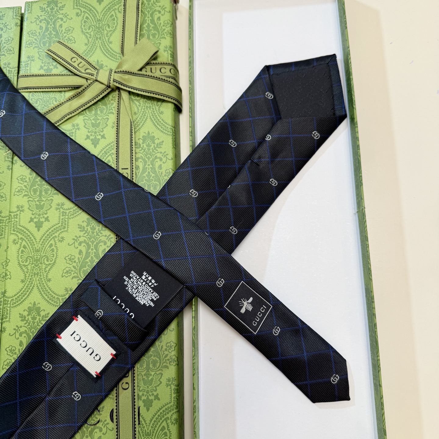 🌾上新！G家专柜新款男士领带【双G格纹领带】👔👔，稀有采用经典小G 搭配交叉线条格纹展现精湛手工与时尚优