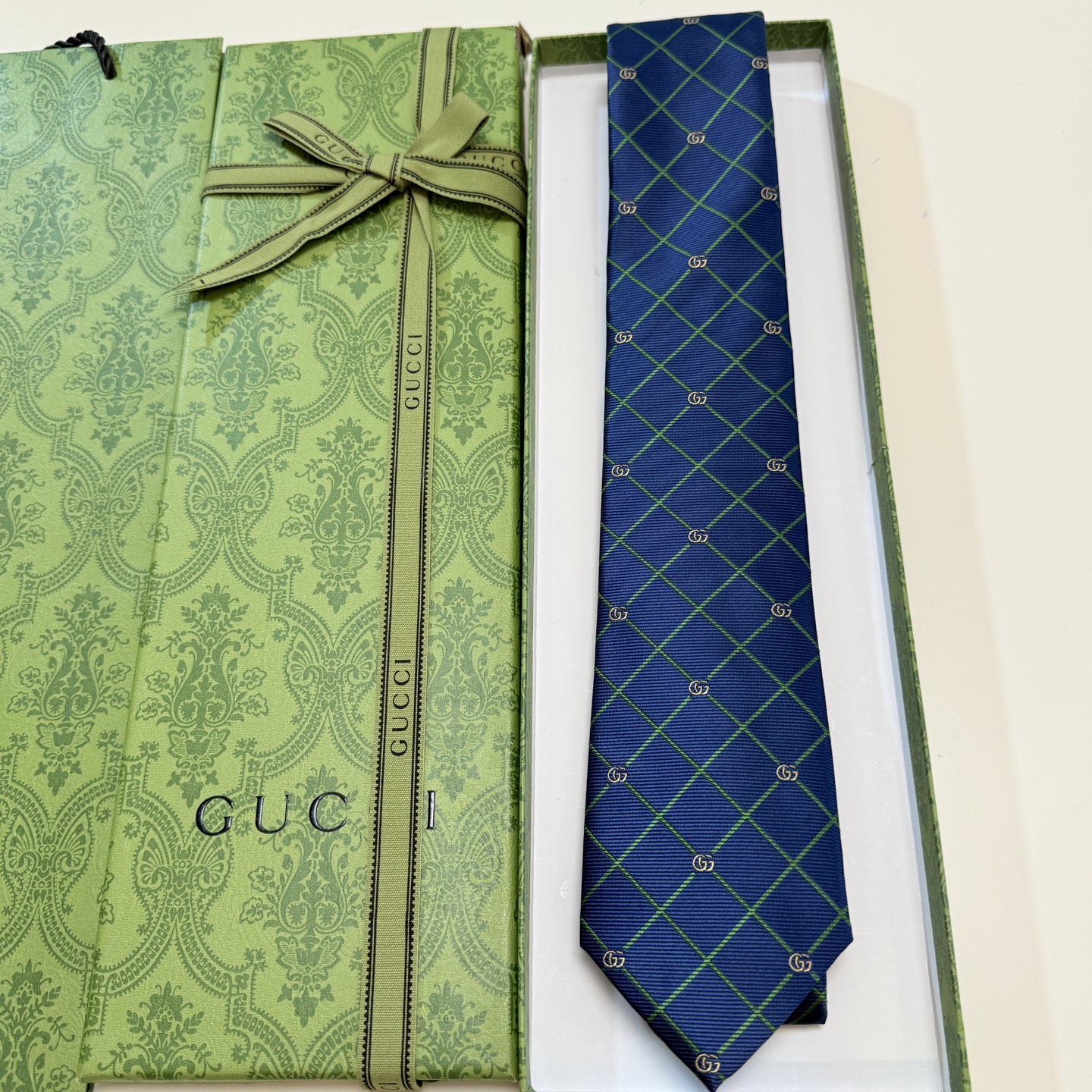 🌾上新！G家专柜新款男士领带【双G格纹领带】👔👔，稀有采用经典小G 搭配交叉线条格纹展现精湛手工与时尚优