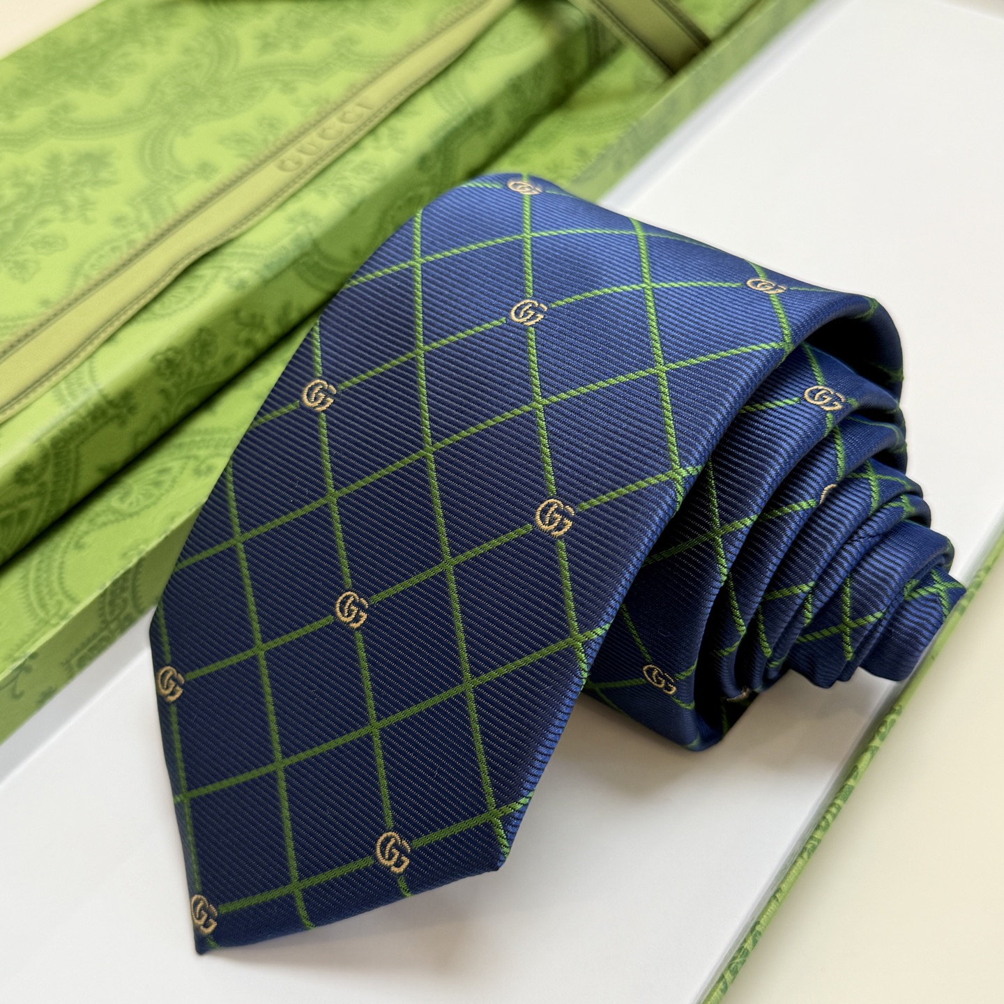🌾上新！G家专柜新款男士领带【双G格纹领带】👔👔，稀有采用经典小G 搭配交叉线条格纹展现精湛手工与时尚优
