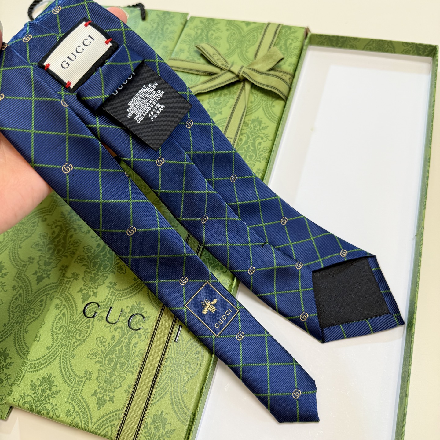 🌾上新！G家专柜新款男士领带【双G格纹领带】👔👔，稀有采用经典小G 搭配交叉线条格纹展现精湛手工与时尚优