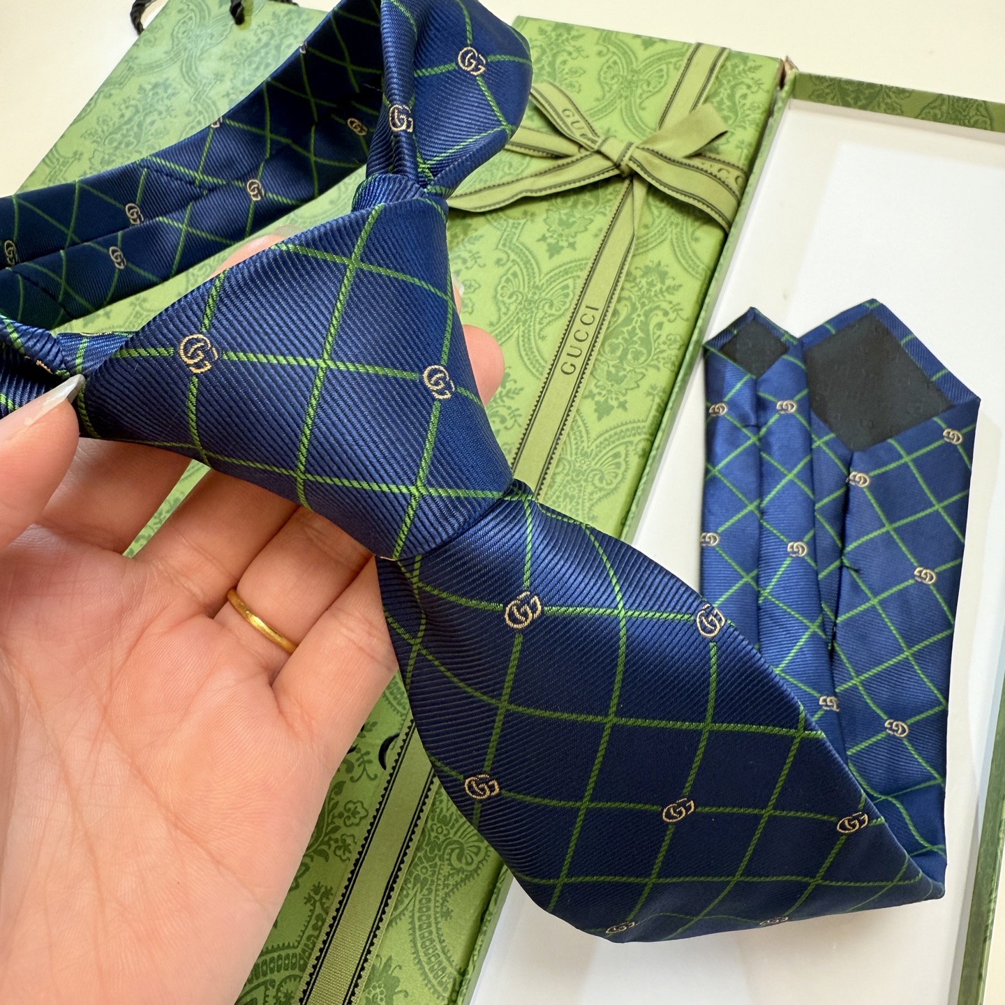 🌾上新！G家专柜新款男士领带【双G格纹领带】👔👔，稀有采用经典小G 搭配交叉线条格纹展现精湛手工与时尚优