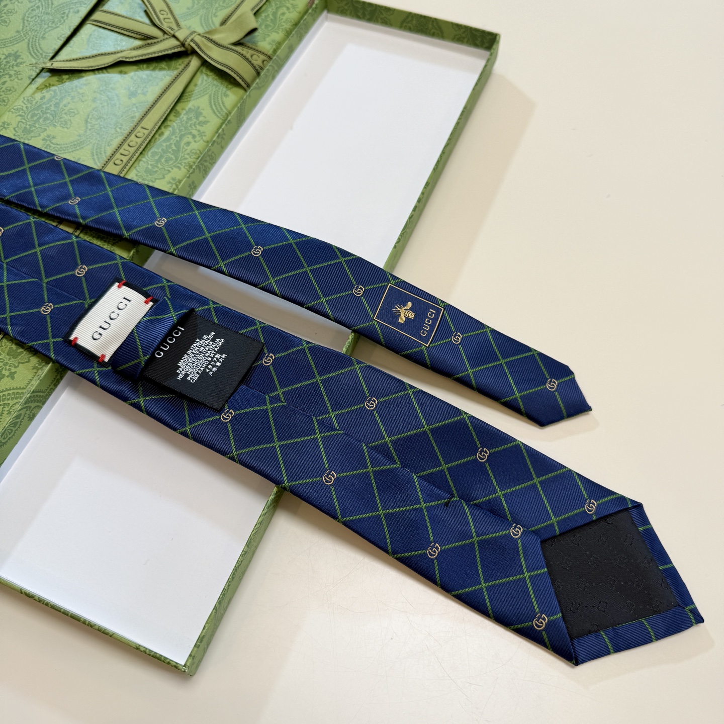 🌾上新！G家专柜新款男士领带【双G格纹领带】👔👔，稀有采用经典小G 搭配交叉线条格纹展现精湛手工与时尚优