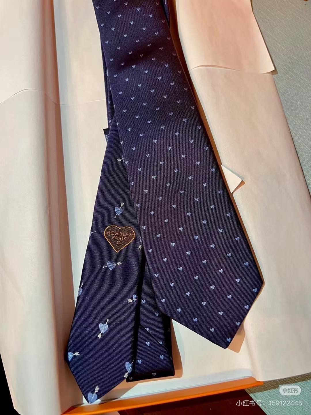 🌾 爱马仕男女同款爱心新款领带系列👔👔，可以充分展示自己个性。100%顶级斜纹真丝手工定制‼