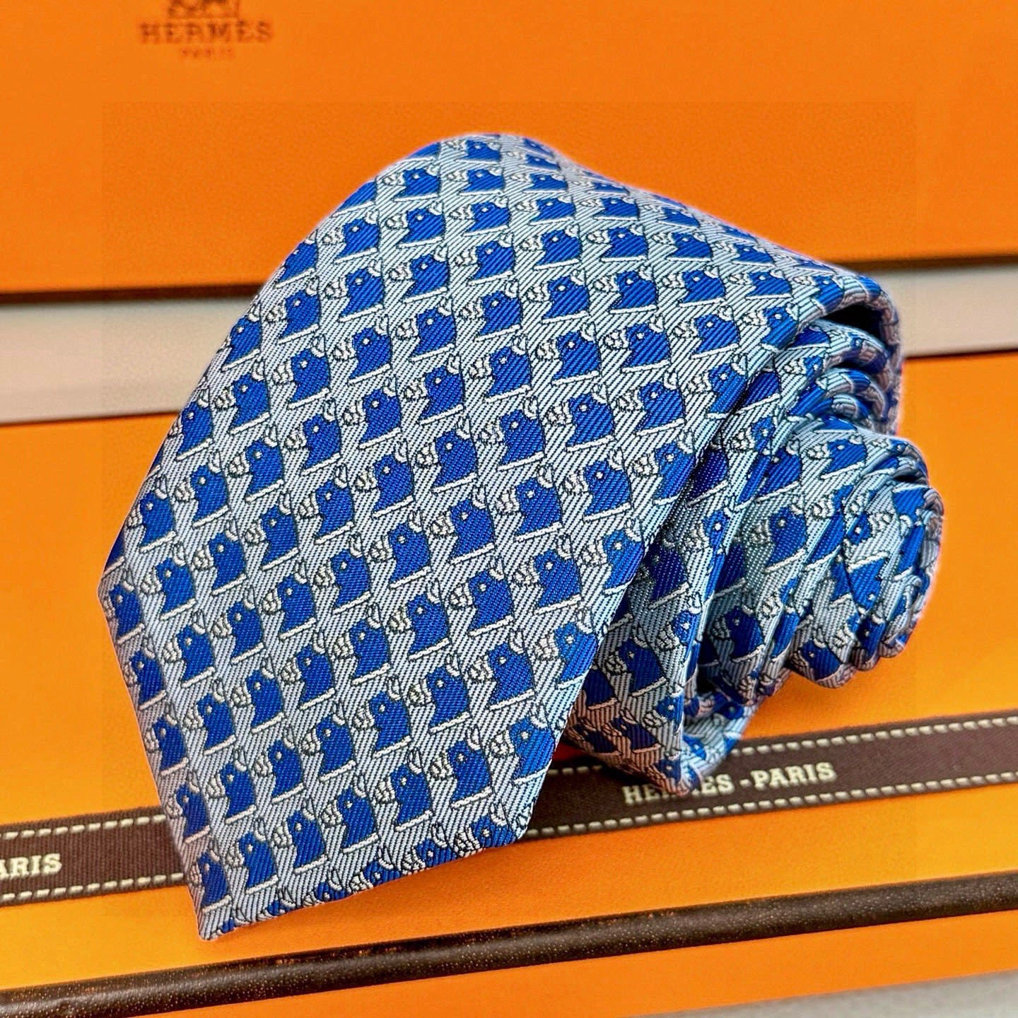 🌾，马头男士领带👔👔，稀有爱马仕家每年都有一千条不同印花的领带面世，从最初的多以几何图案表现骑术活动为主