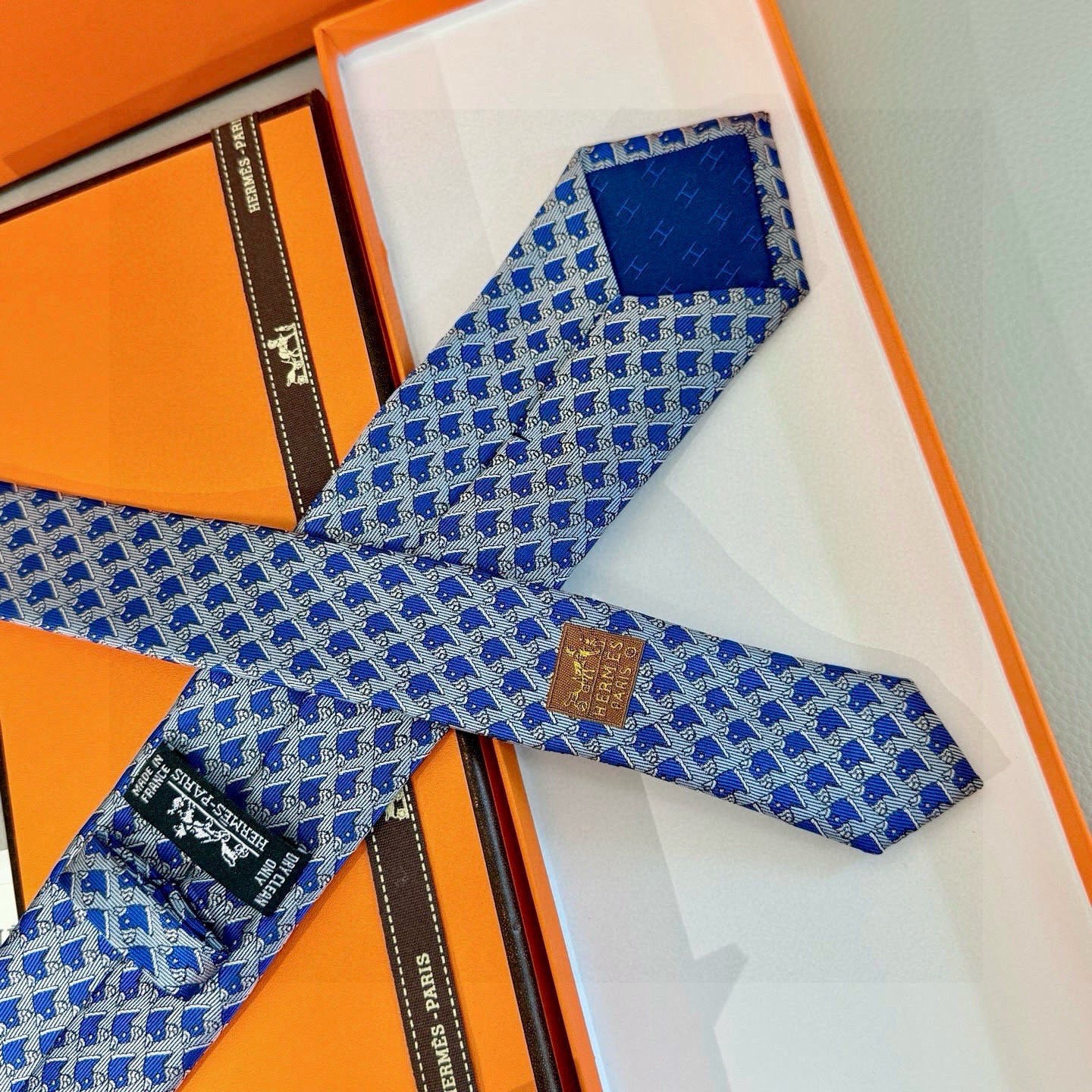 🌾，马头男士领带👔👔，稀有爱马仕家每年都有一千条不同印花的领带面世，从最初的多以几何图案表现骑术活动为主