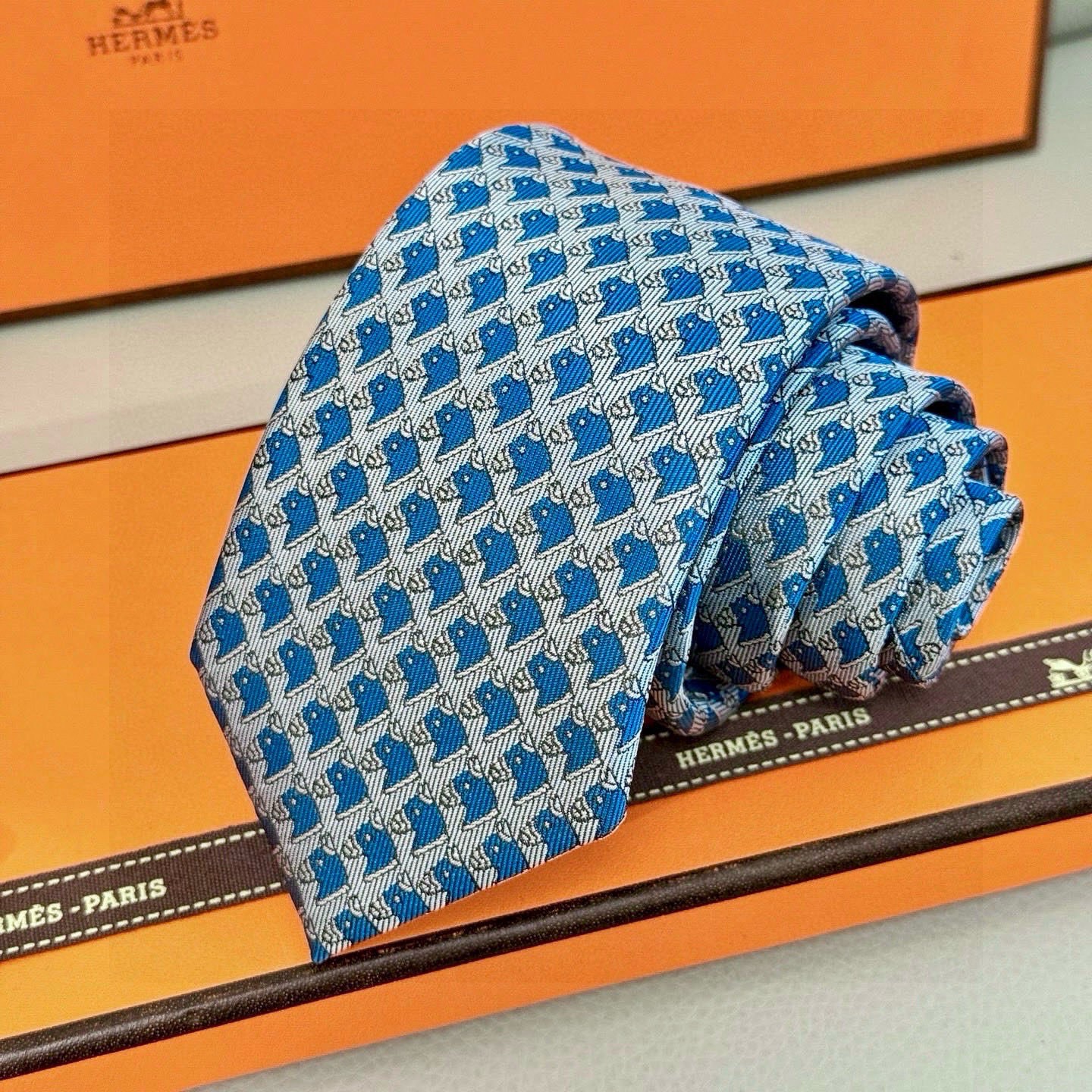 🌾，马头男士领带👔👔，稀有爱马仕家每年都有一千条不同印花的领带面世，从最初的多以几何图案表现骑术活动为主