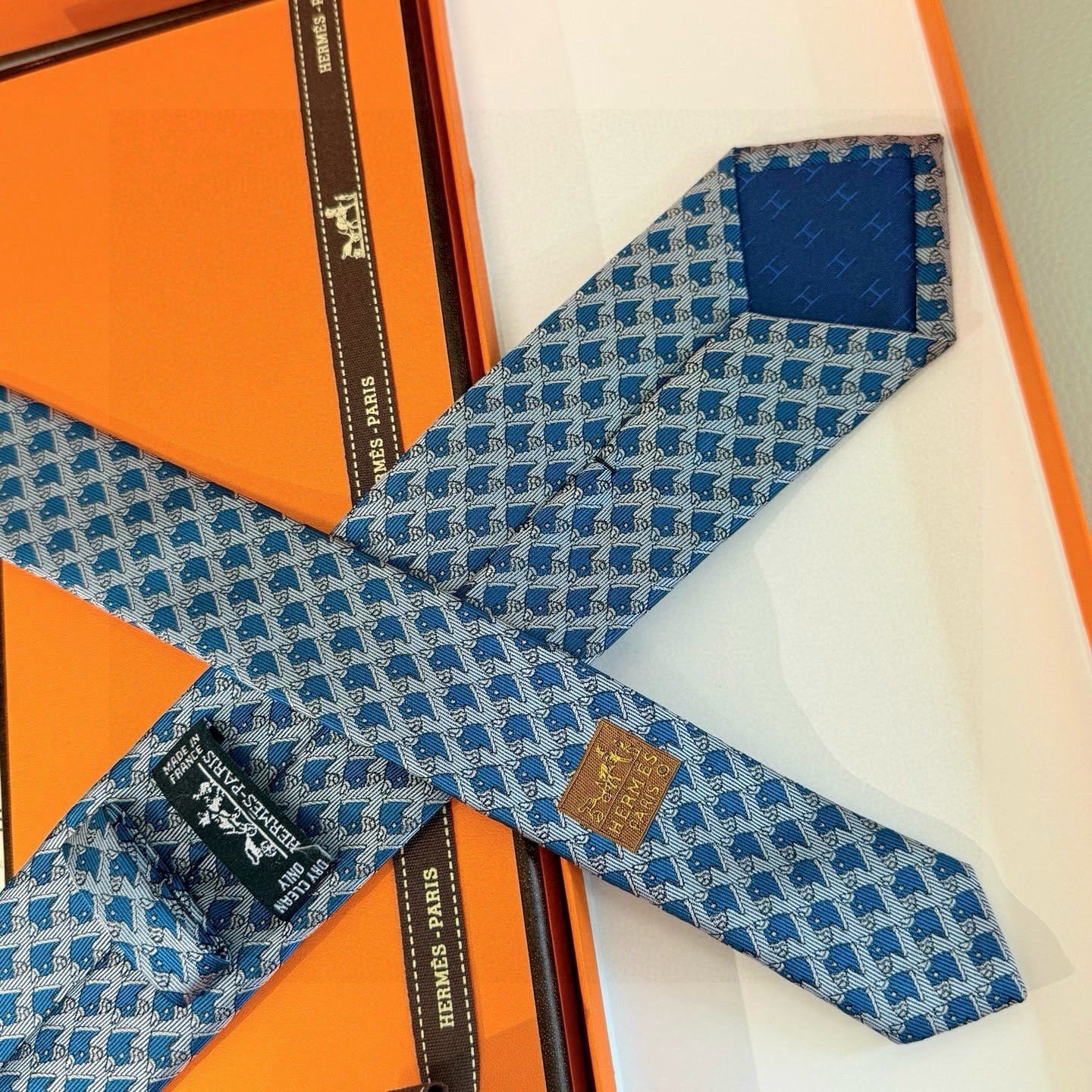 🌾，马头男士领带👔👔，稀有爱马仕家每年都有一千条不同印花的领带面世，从最初的多以几何图案表现骑术活动为主