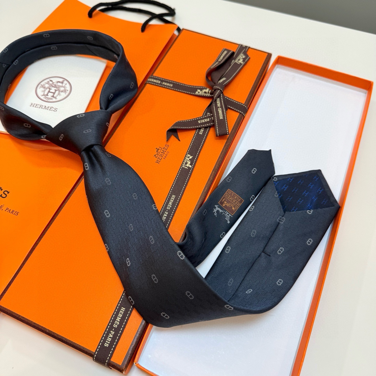6色到货！🌾 爱马仕官方新款“冬日锚链”领带男士新款领带系列，稀有H家每年都有一千条不同印花的领带面世，