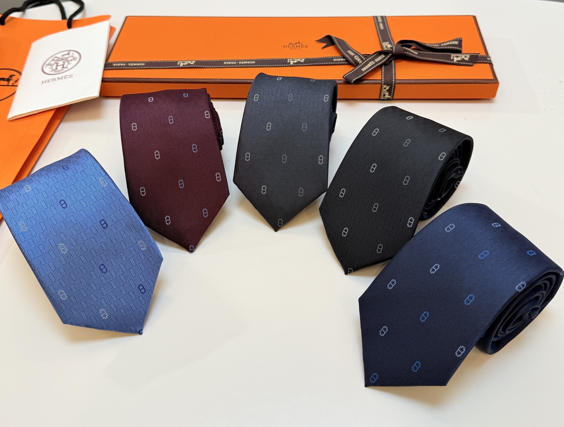 6色到货！🌾 爱马仕官方新款“冬日锚链”领带男士新款领带系列，稀有H家每年都有一千条不同印花的领带面世，