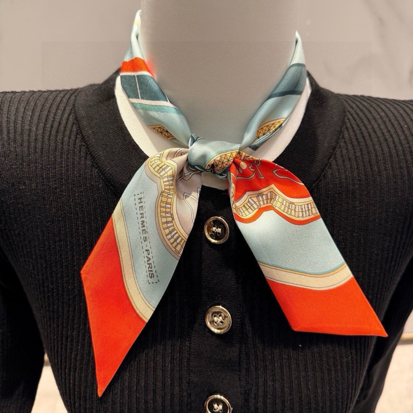 NO:921404,First batch of Hermes 'Feast' Twilly small silk scarf. Twilly silk ribbon (mulberry silk). This small silk accessory can be worn in ever-changing ways and can add smartness and fun to your daily style!  Made in France. Designer Jacques Eudel Size 5 x 86.5 cm Silk scarf, ribbon, hair bundle, hermes, hermes, real silk19860909批爱马仕Hermes“盛宴”Twilly小丝巾. Twilly真丝缎带（桑蚕丝）. 这款小巧的真丝配饰佩戴方式千变万化,可为您的日常造型增添灵动妙趣！ 法国制造. 设计师 雅克·厄戴尔（Jacques Eudel） 尺寸5 x 86.5厘米丝巾,飘带，发束,hermes,hermes,real silk,accessory