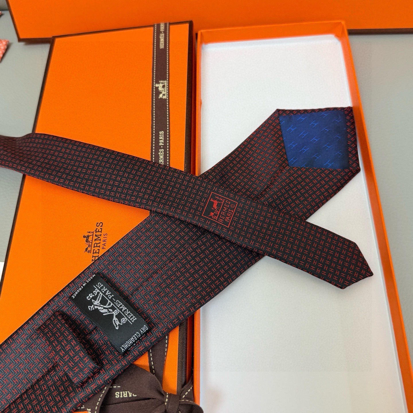 🌾男士新款领带系列【小H字母领带】👔👔，稀有H家每年都有一千条不同印花的领带面世，从最初的多以几何图案表