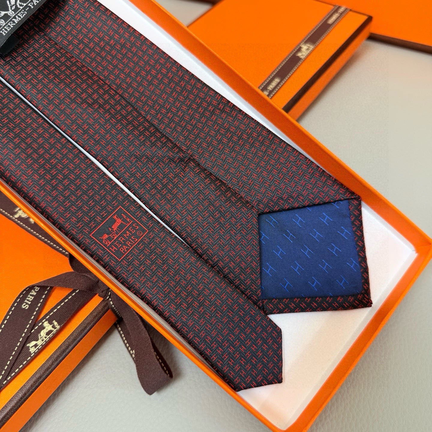 🌾男士新款领带系列【小H字母领带】👔👔，稀有H家每年都有一千条不同印花的领带面世，从最初的多以几何图案表