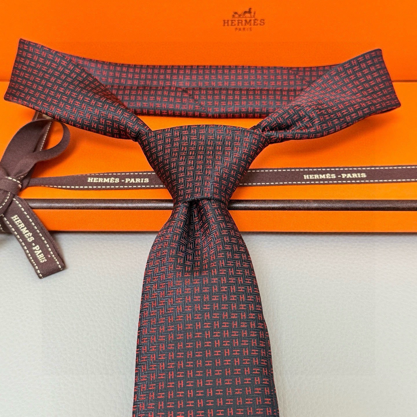 🌾男士新款领带系列【小H字母领带】👔👔，稀有H家每年都有一千条不同印花的领带面世，从最初的多以几何图案表