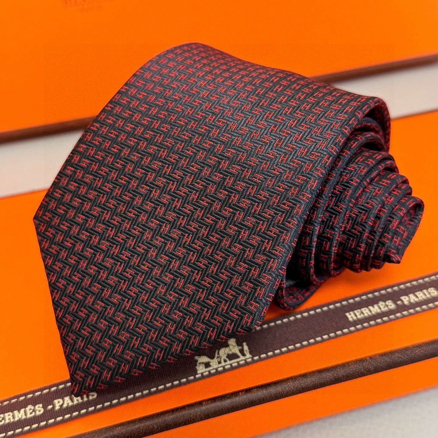 🌾男士新款领带系列【小H字母领带】👔👔，稀有H家每年都有一千条不同印花的领带面世，从最初的多以几何图案表