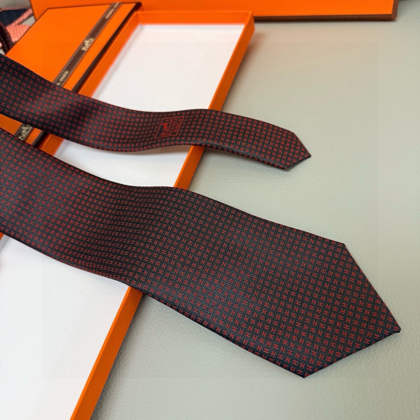 🌾男士新款领带系列【小H字母领带】👔👔，稀有H家每年都有一千条不同印花的领带面世，从最初的多以几何图案表