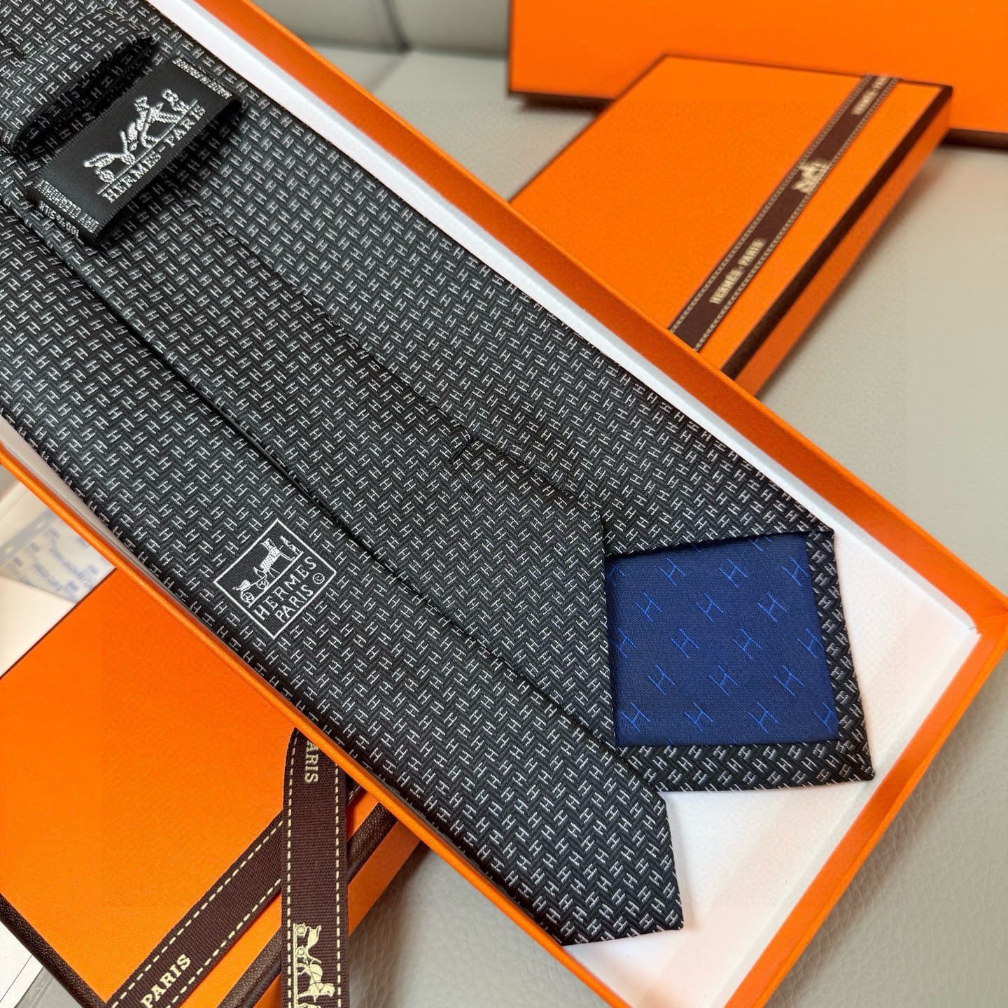 🌾男士新款领带系列【小H字母领带】👔👔，稀有H家每年都有一千条不同印花的领带面世，从最初的多以几何图案表