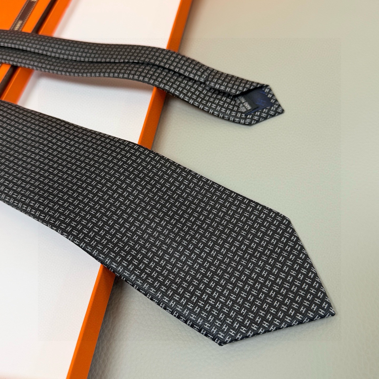 🌾男士新款领带系列【小H字母领带】👔👔，稀有H家每年都有一千条不同印花的领带面世，从最初的多以几何图案表
