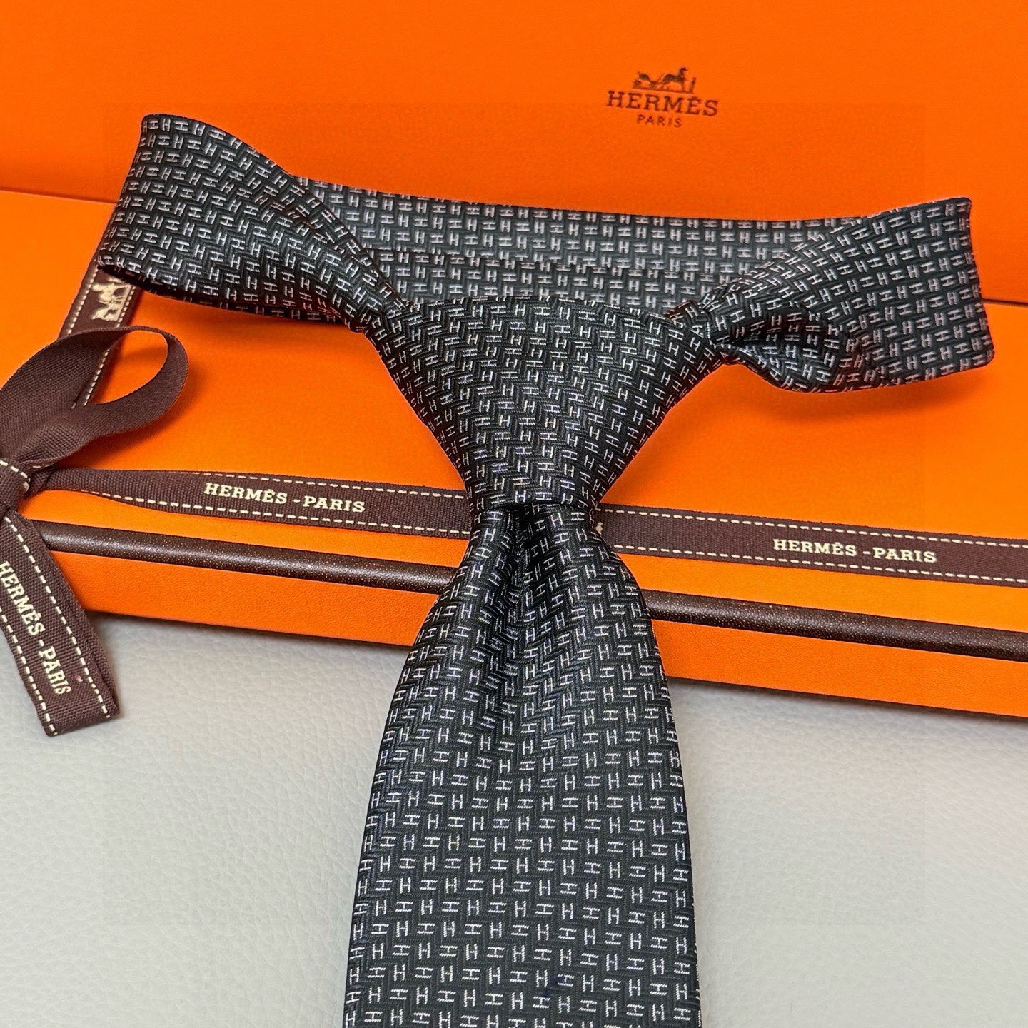 🌾男士新款领带系列【小H字母领带】👔👔，稀有H家每年都有一千条不同印花的领带面世，从最初的多以几何图案表