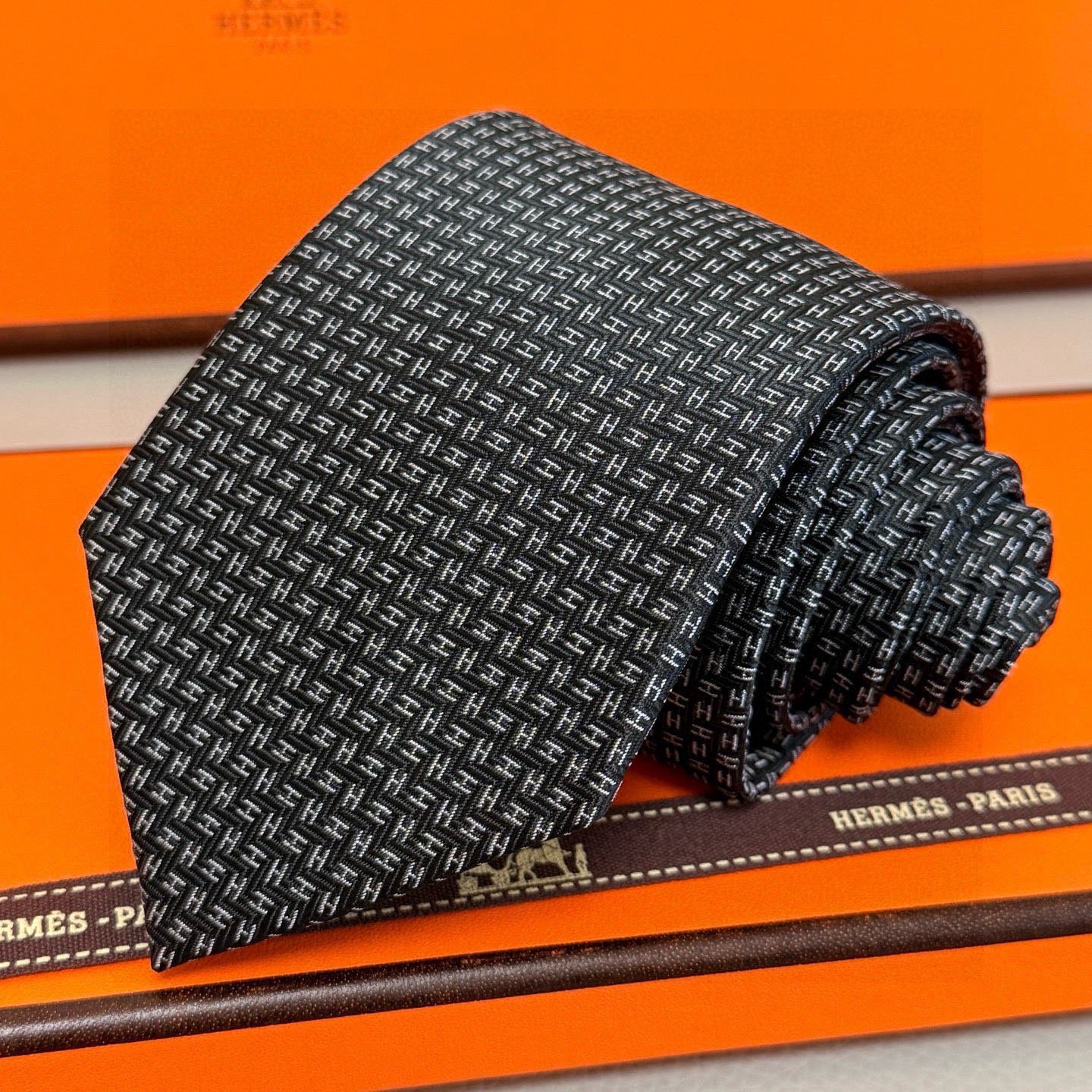 🌾男士新款领带系列【小H字母领带】👔👔，稀有H家每年都有一千条不同印花的领带面世，从最初的多以几何图案表