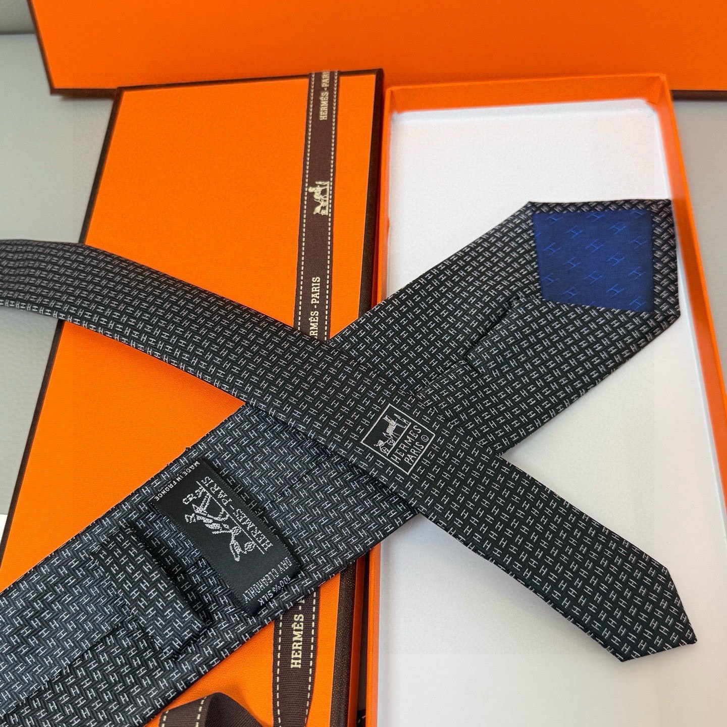 🌾男士新款领带系列【小H字母领带】👔👔，稀有H家每年都有一千条不同印花的领带面世，从最初的多以几何图案表