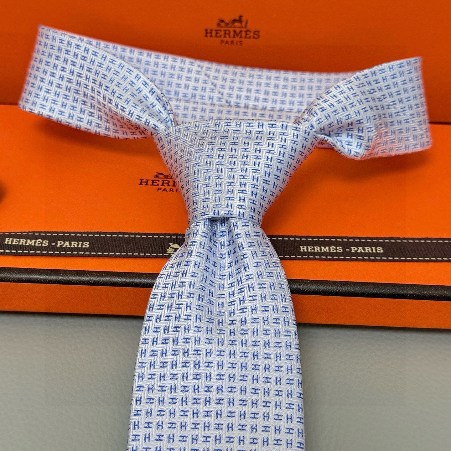🌾男士新款领带系列【小H字母领带】👔👔，稀有H家每年都有一千条不同印花的领带面世，从最初的多以几何图案表