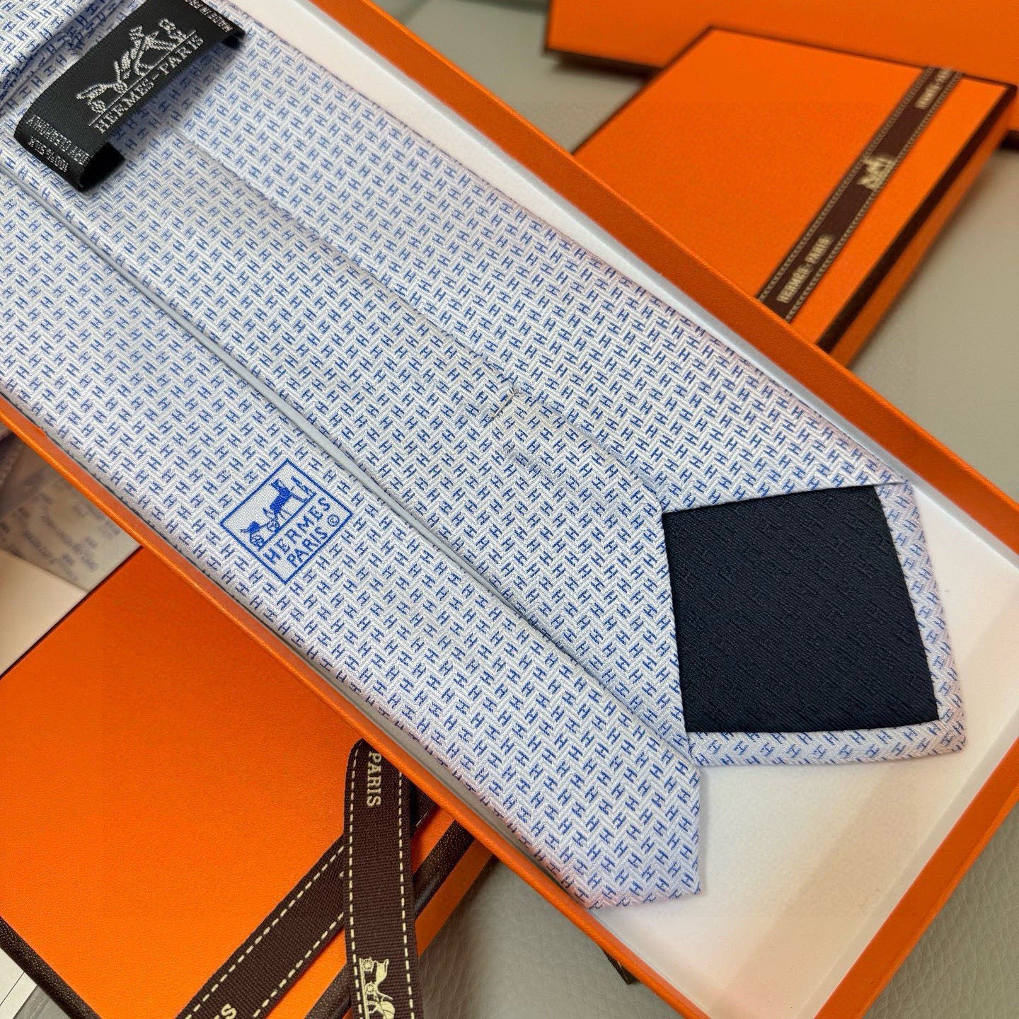 🌾男士新款领带系列【小H字母领带】👔👔，稀有H家每年都有一千条不同印花的领带面世，从最初的多以几何图案表