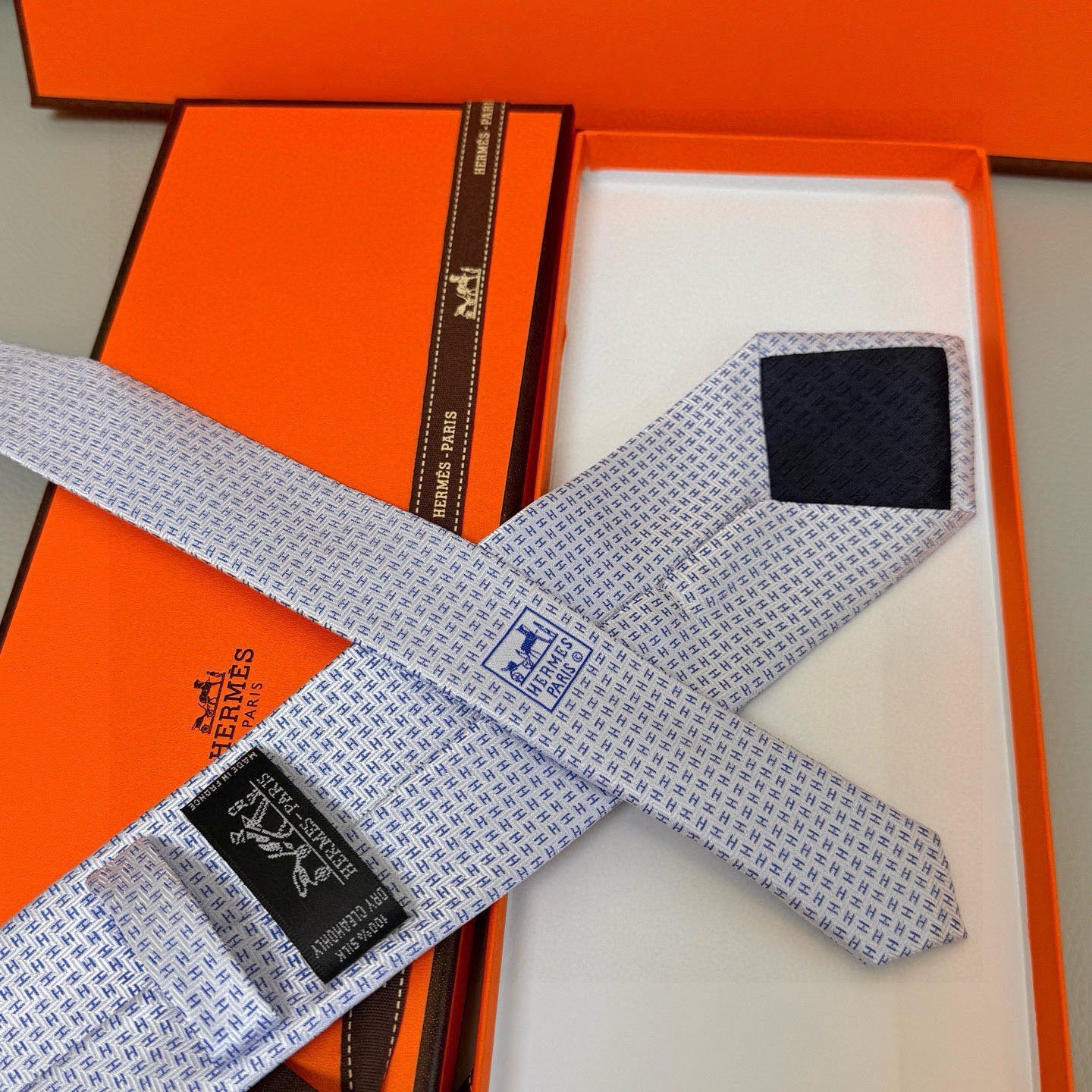 🌾男士新款领带系列【小H字母领带】👔👔，稀有H家每年都有一千条不同印花的领带面世，从最初的多以几何图案表