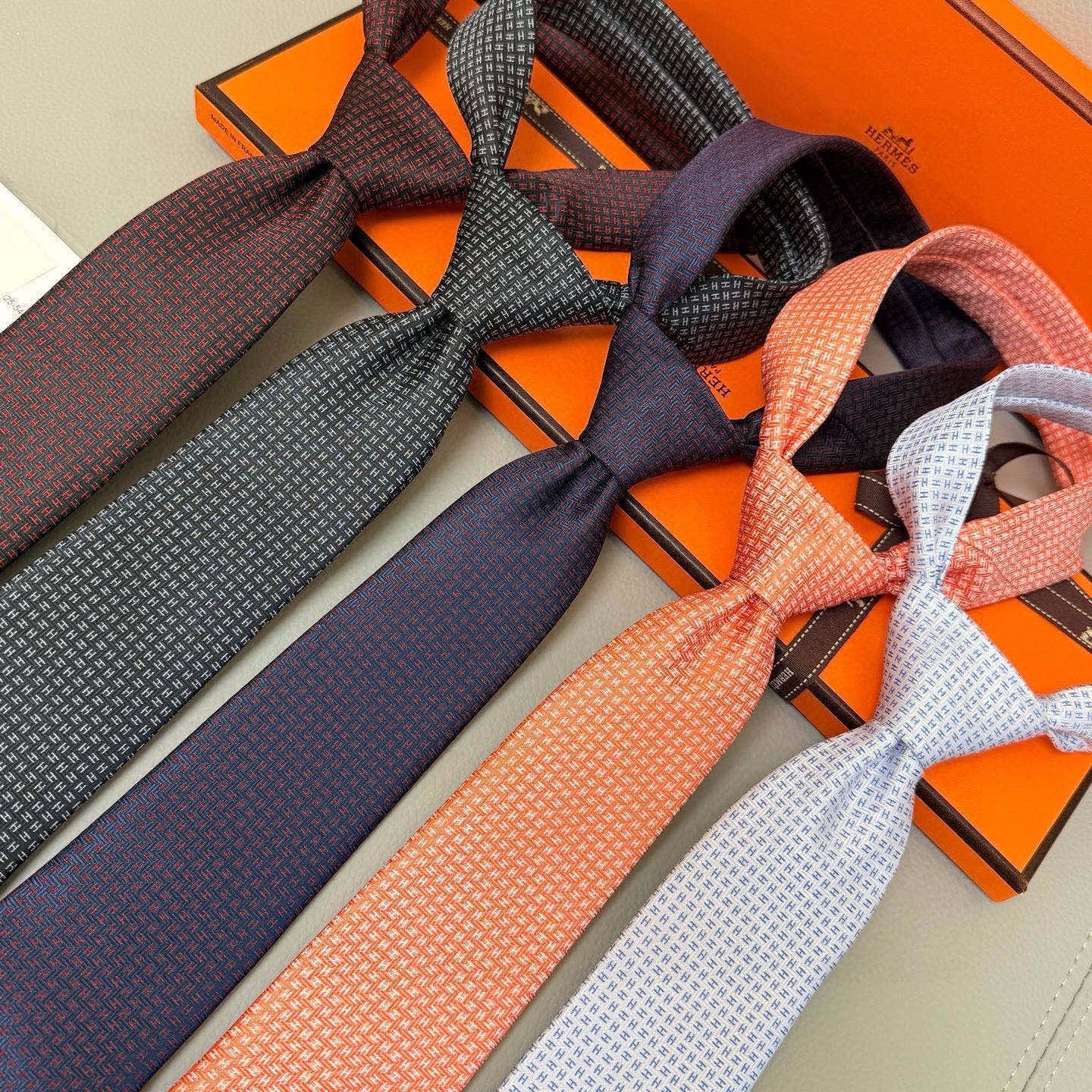 🌾男士新款领带系列【小H字母领带】👔👔，稀有H家每年都有一千条不同印花的领带面世，从最初的多以几何图案表