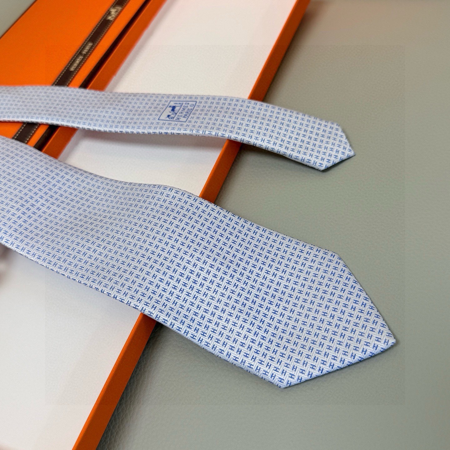 🌾男士新款领带系列【小H字母领带】👔👔，稀有H家每年都有一千条不同印花的领带面世，从最初的多以几何图案表