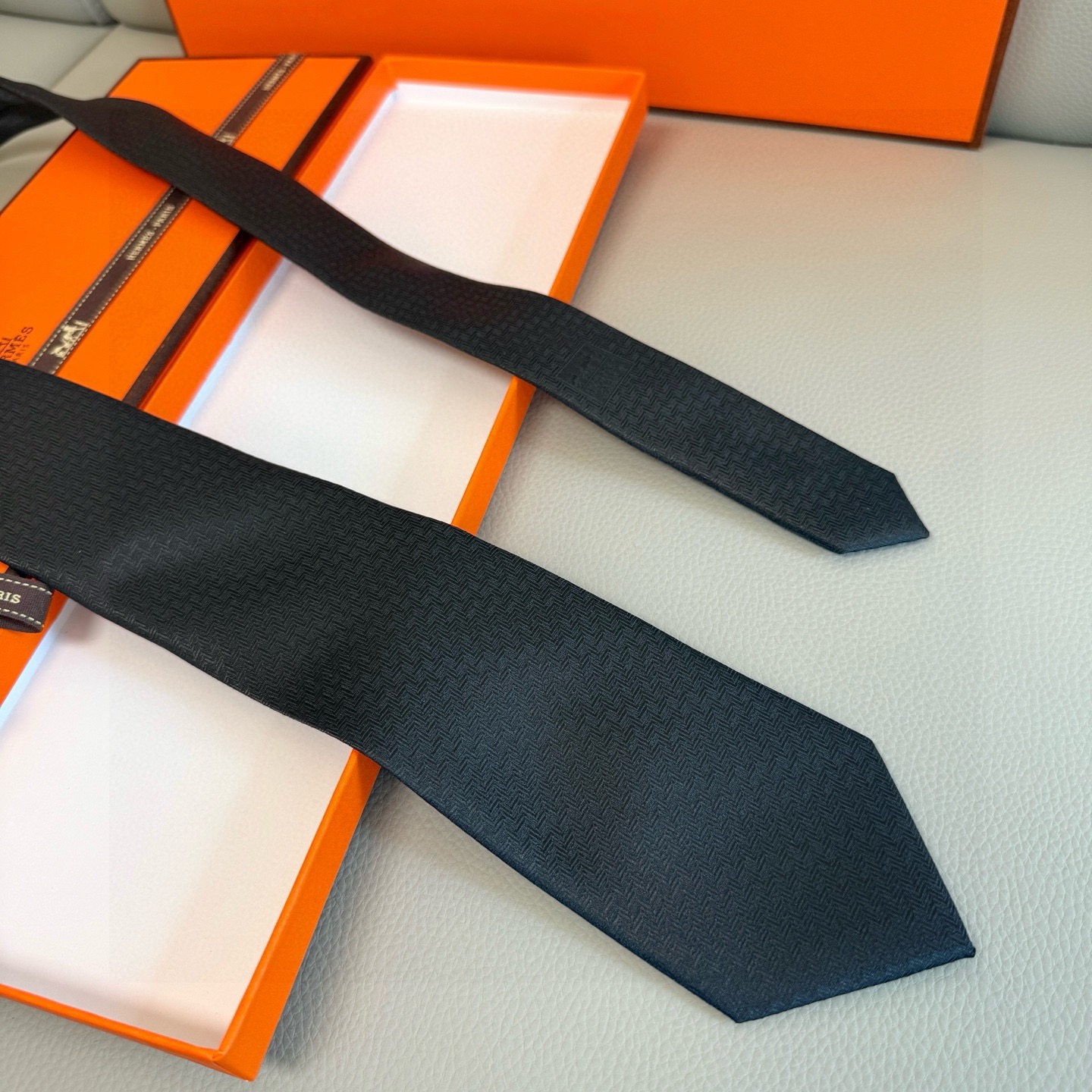 🌾男士新款领带系列【小H字母领带】👔👔，稀有H家每年都有一千条不同印花的领带面世，从最初的多以几何图案表