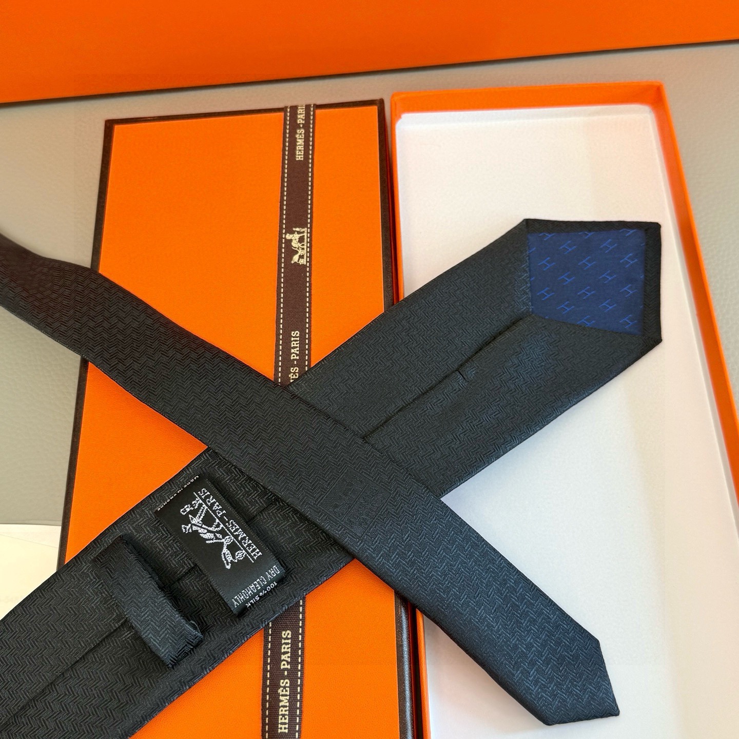 🌾男士新款领带系列【小H字母领带】👔👔，稀有H家每年都有一千条不同印花的领带面世，从最初的多以几何图案表