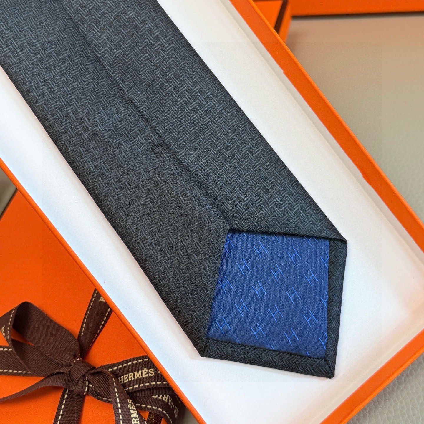 🌾男士新款领带系列【小H字母领带】👔👔，稀有H家每年都有一千条不同印花的领带面世，从最初的多以几何图案表