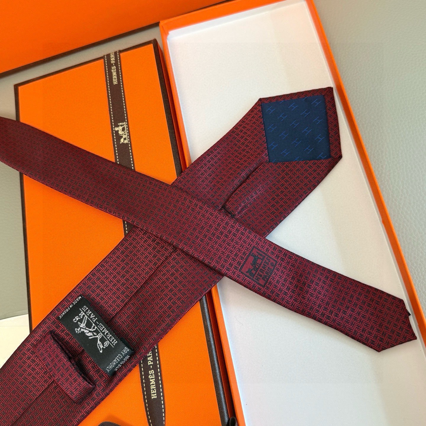 🌾男士新款领带系列【小H字母领带】👔👔，稀有H家每年都有一千条不同印花的领带面世，从最初的多以几何图案表