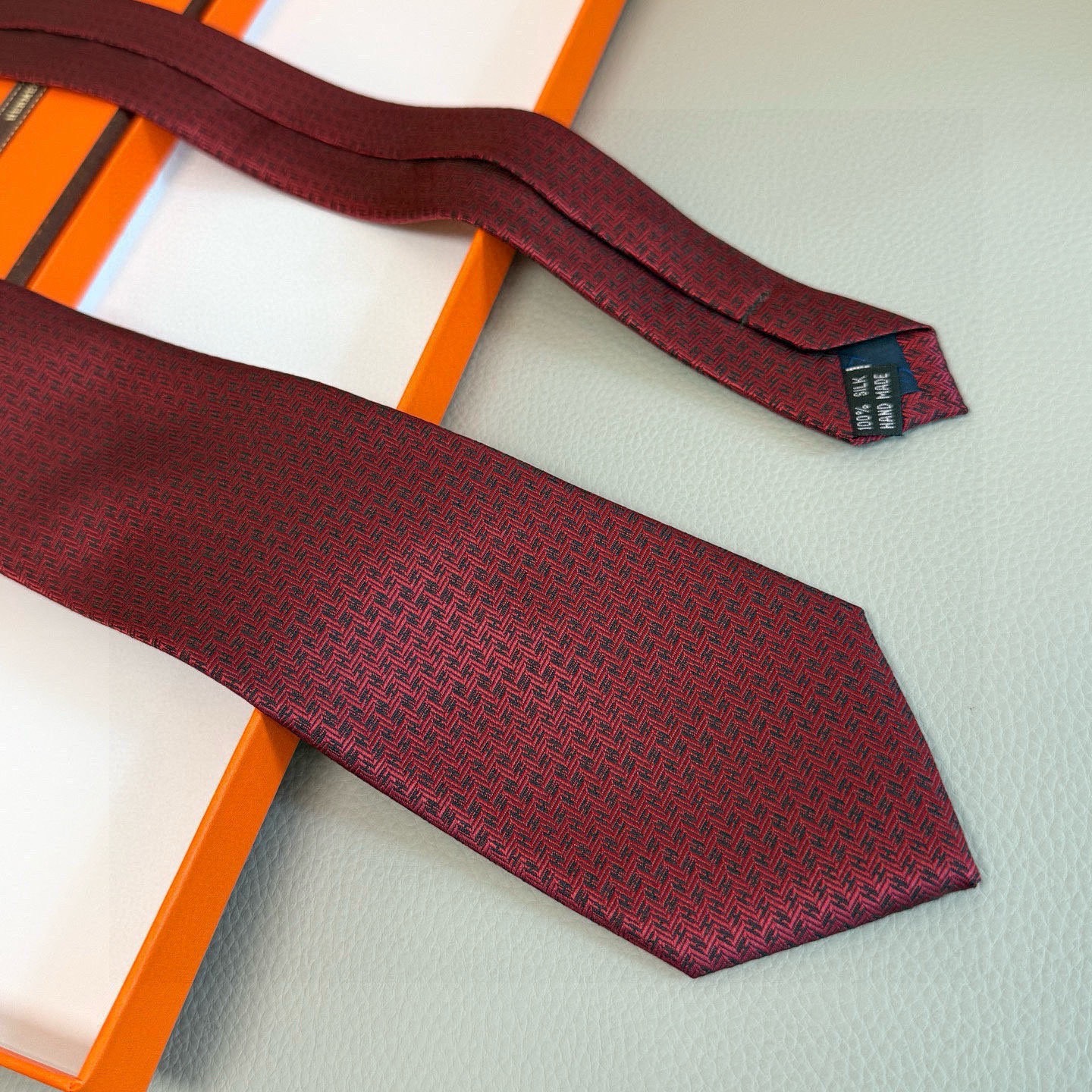 🌾男士新款领带系列【小H字母领带】👔👔，稀有H家每年都有一千条不同印花的领带面世，从最初的多以几何图案表