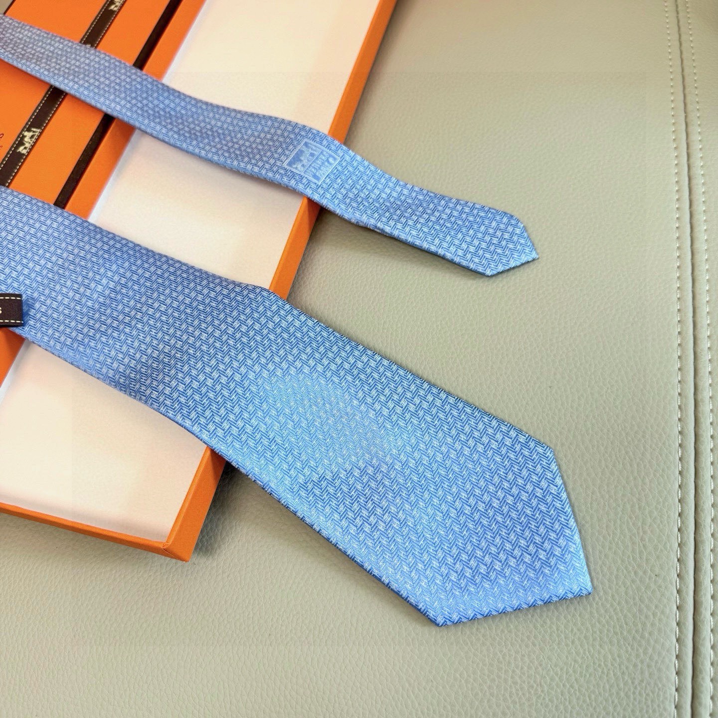 🌾男士新款领带系列【小H字母领带】👔👔，稀有H家每年都有一千条不同印花的领带面世，从最初的多以几何图案表