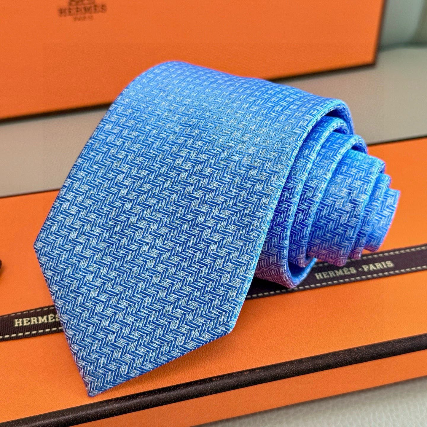 🌾男士新款领带系列【小H字母领带】👔👔，稀有H家每年都有一千条不同印花的领带面世，从最初的多以几何图案表