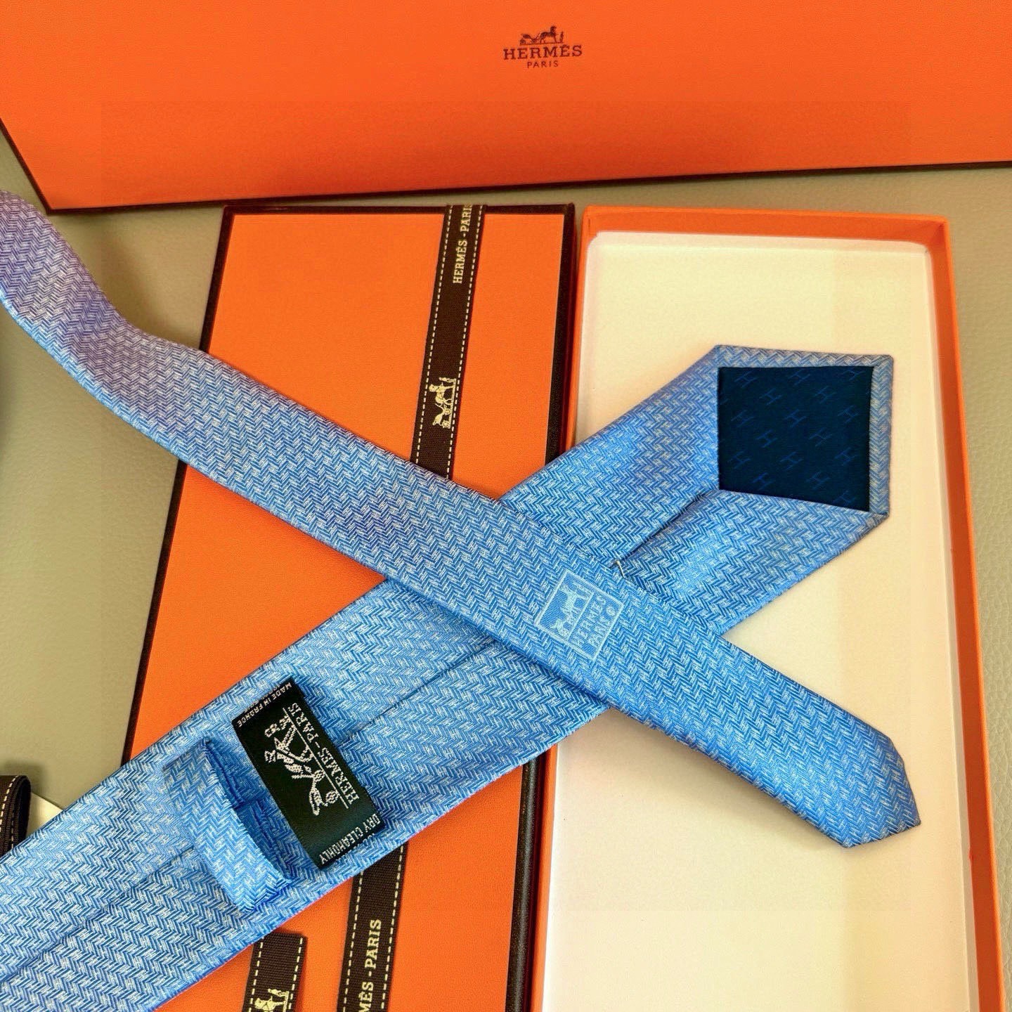 🌾男士新款领带系列【小H字母领带】👔👔，稀有H家每年都有一千条不同印花的领带面世，从最初的多以几何图案表