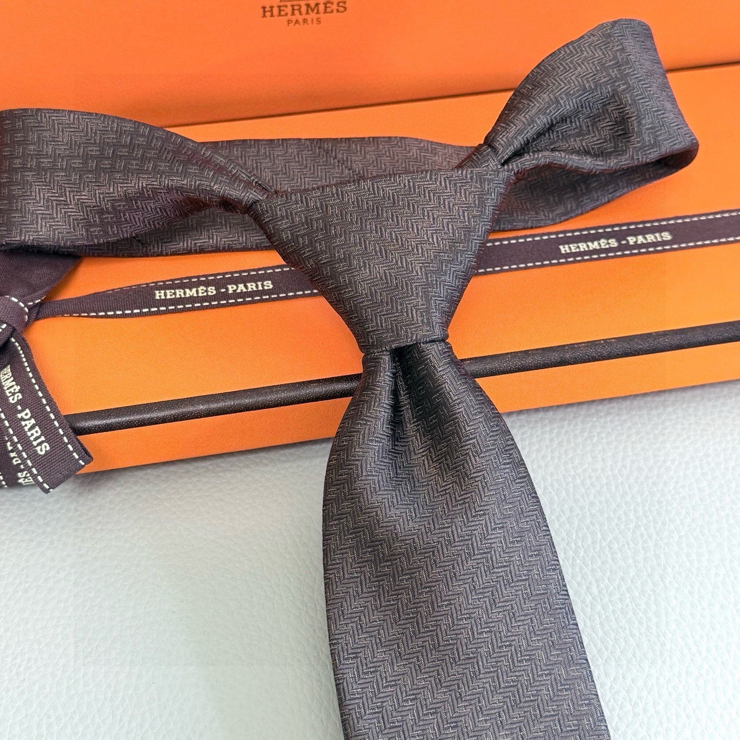 🌾男士新款领带系列【小H字母领带】👔👔，稀有H家每年都有一千条不同印花的领带面世，从最初的多以几何图案表