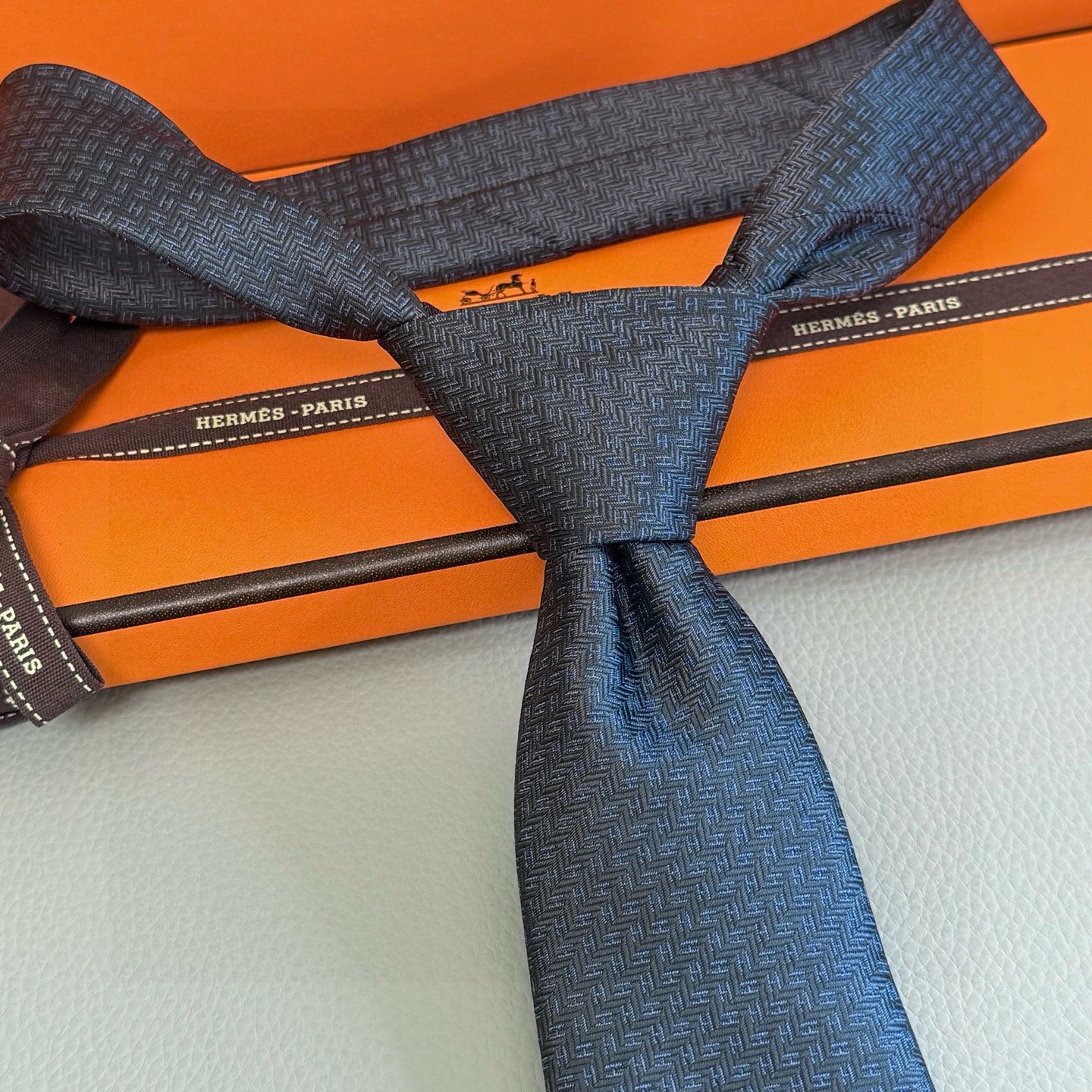 🌾男士新款领带系列【小H字母领带】👔👔，稀有H家每年都有一千条不同印花的领带面世，从最初的多以几何图案表