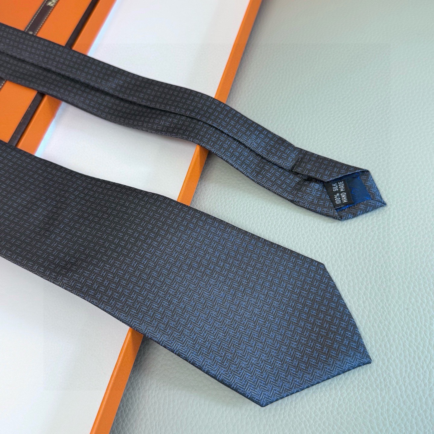 🌾男士新款领带系列【小H字母领带】👔👔，稀有H家每年都有一千条不同印花的领带面世，从最初的多以几何图案表