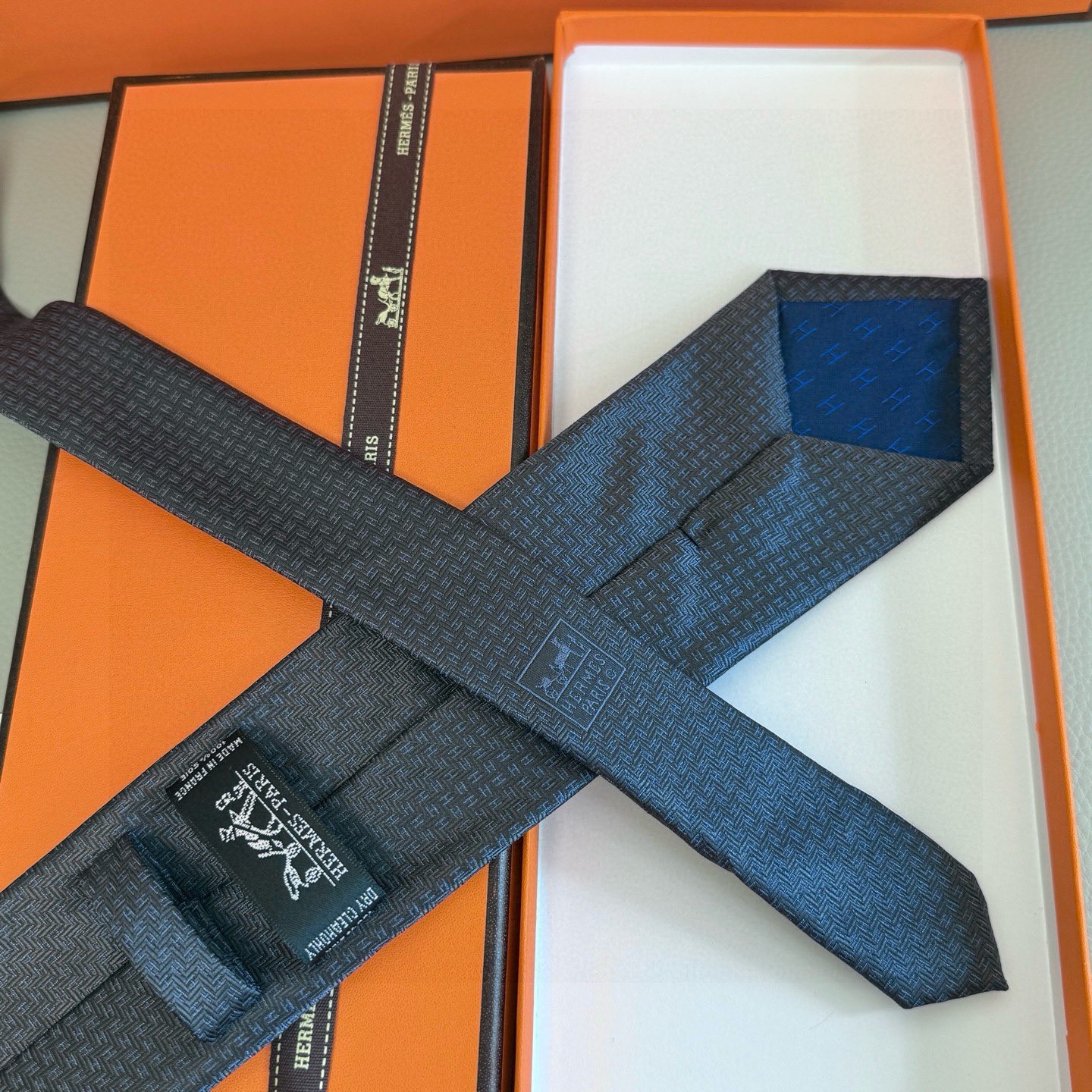 🌾男士新款领带系列【小H字母领带】👔👔，稀有H家每年都有一千条不同印花的领带面世，从最初的多以几何图案表