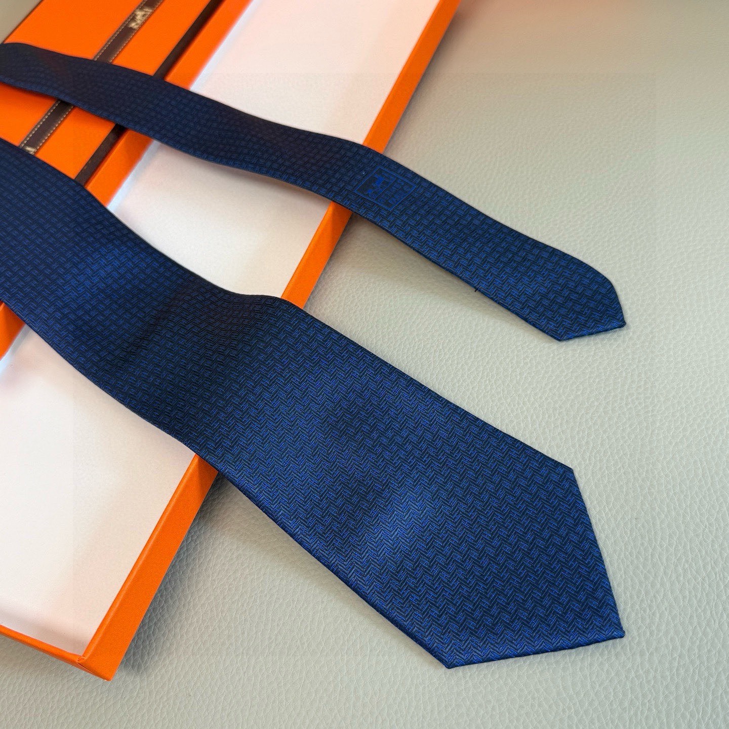 🌾男士新款领带系列【小H字母领带】👔👔，稀有H家每年都有一千条不同印花的领带面世，从最初的多以几何图案表