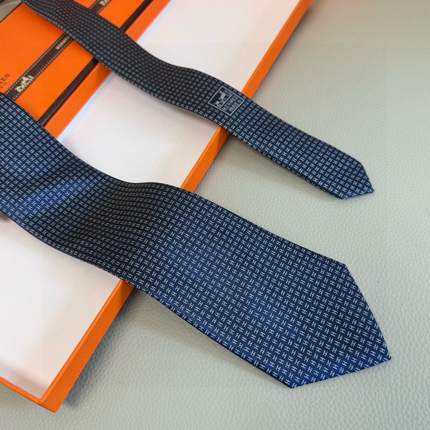 🌾男士新款领带系列【小H字母领带】👔👔，稀有H家每年都有一千条不同印花的领带面世，从最初的多以几何图案表