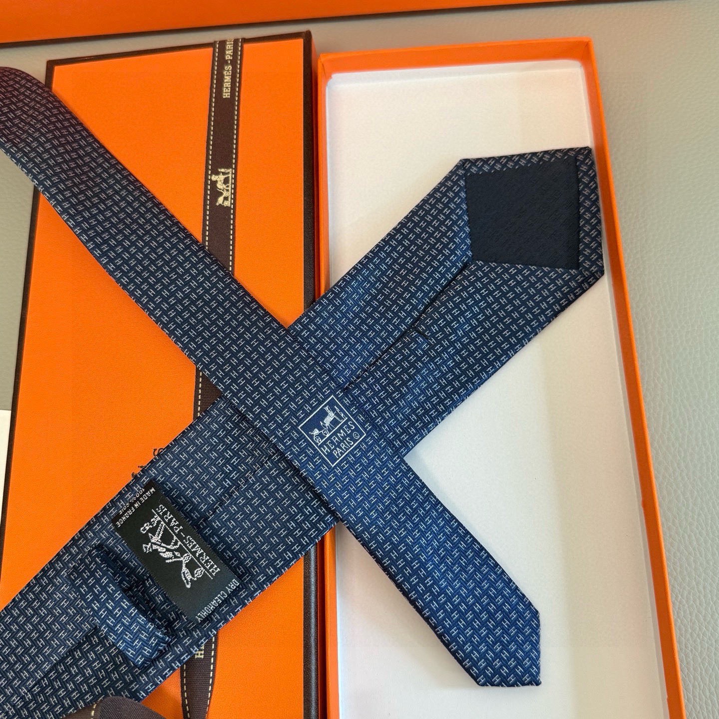 🌾男士新款领带系列【小H字母领带】👔👔，稀有H家每年都有一千条不同印花的领带面世，从最初的多以几何图案表