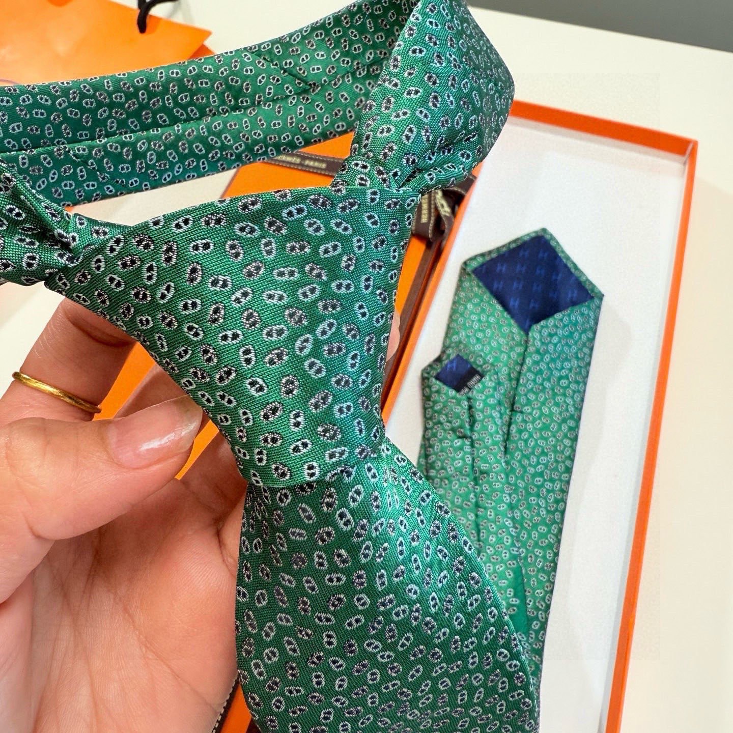🌾专柜同步新款【小锚链领带】稀有H家每年都有一千条不同印花的领带面世，从最初的多以几何图案表现骑术活动为