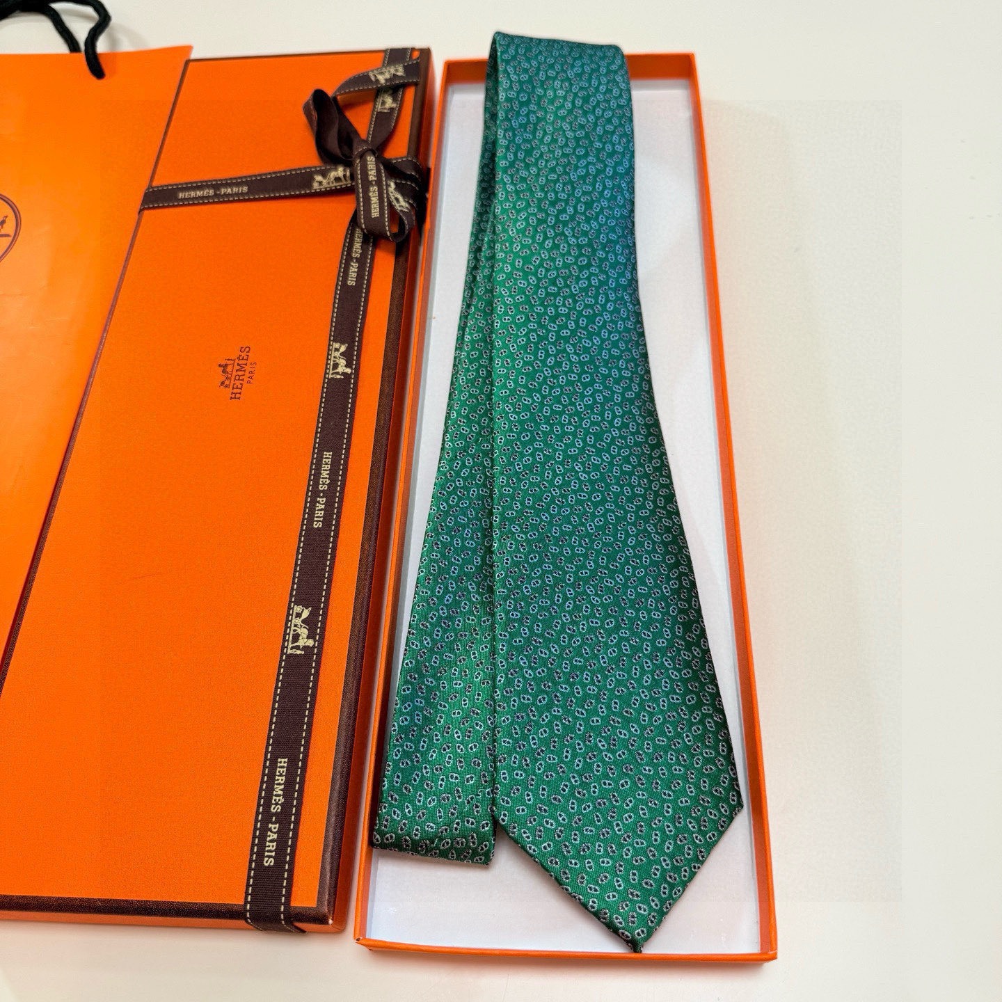 🌾专柜同步新款【小锚链领带】稀有H家每年都有一千条不同印花的领带面世，从最初的多以几何图案表现骑术活动为