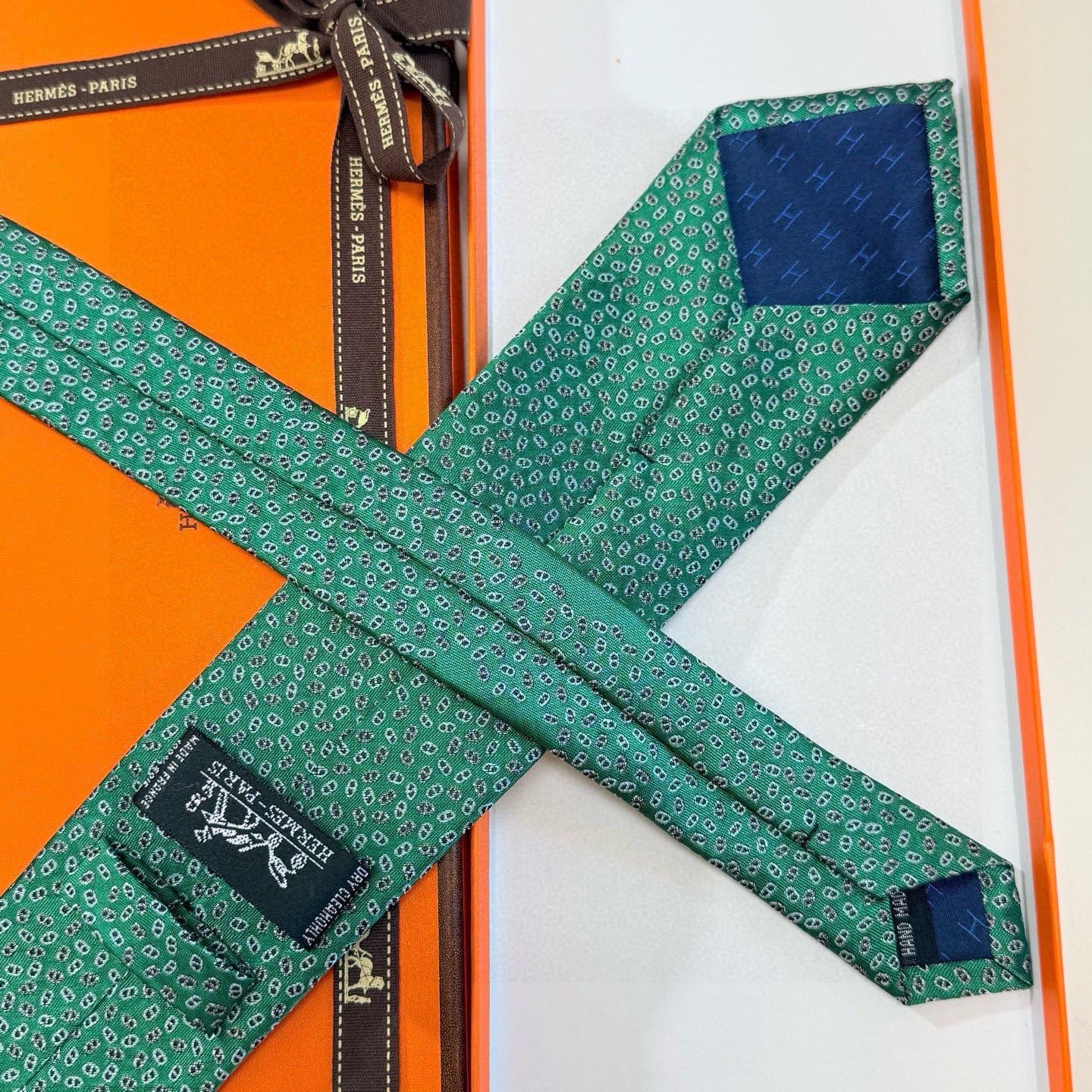 🌾专柜同步新款【小锚链领带】稀有H家每年都有一千条不同印花的领带面世，从最初的多以几何图案表现骑术活动为